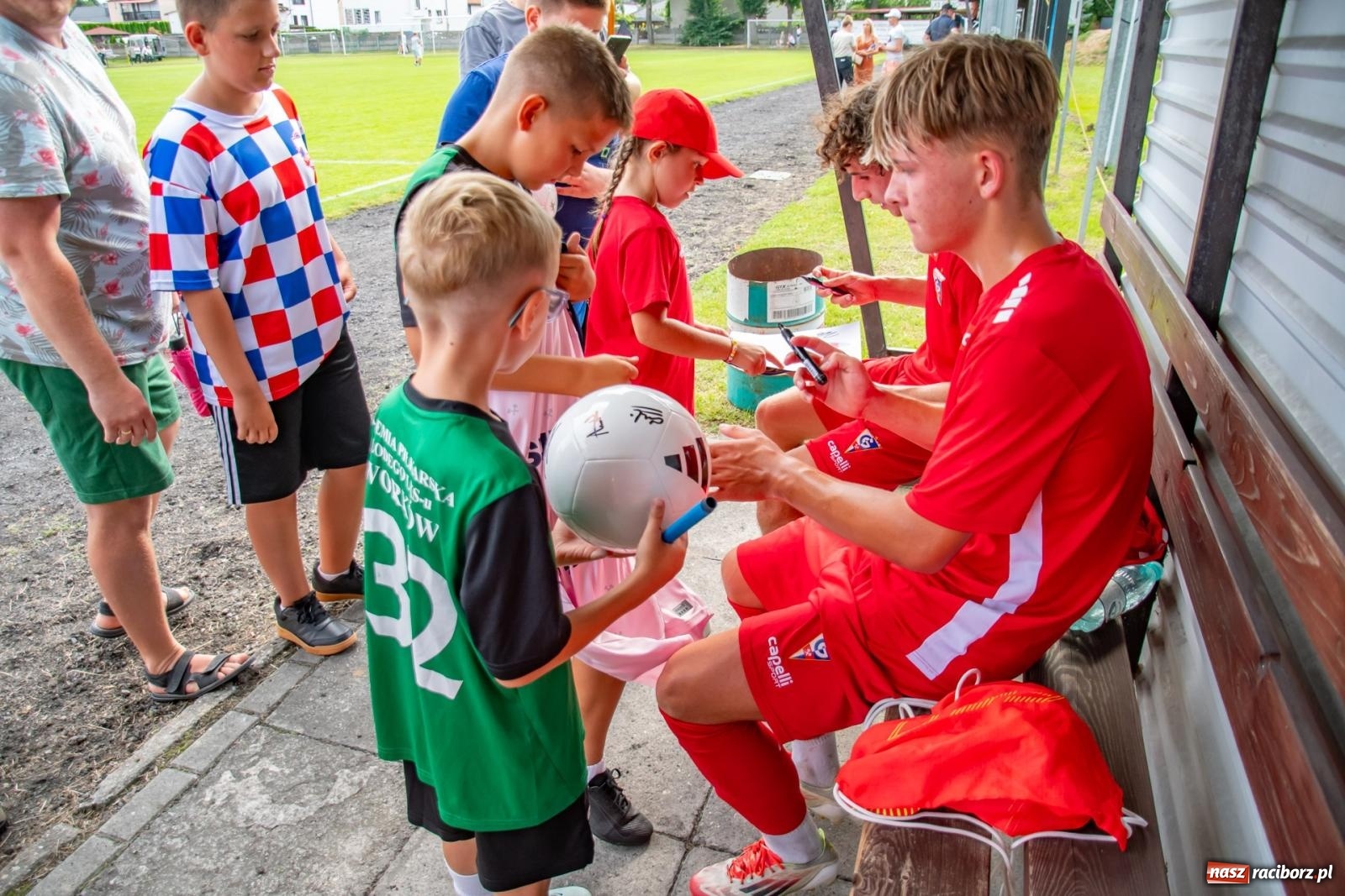 Zdjęcie w galerii na portalu naszraciborz.pl: LKS Tworków podejmował u siebie Górnika Zabrze. Walka była zacięta, wynik - nieprzeciętny [FOTO i WIDEO] wiadomości z regionu
