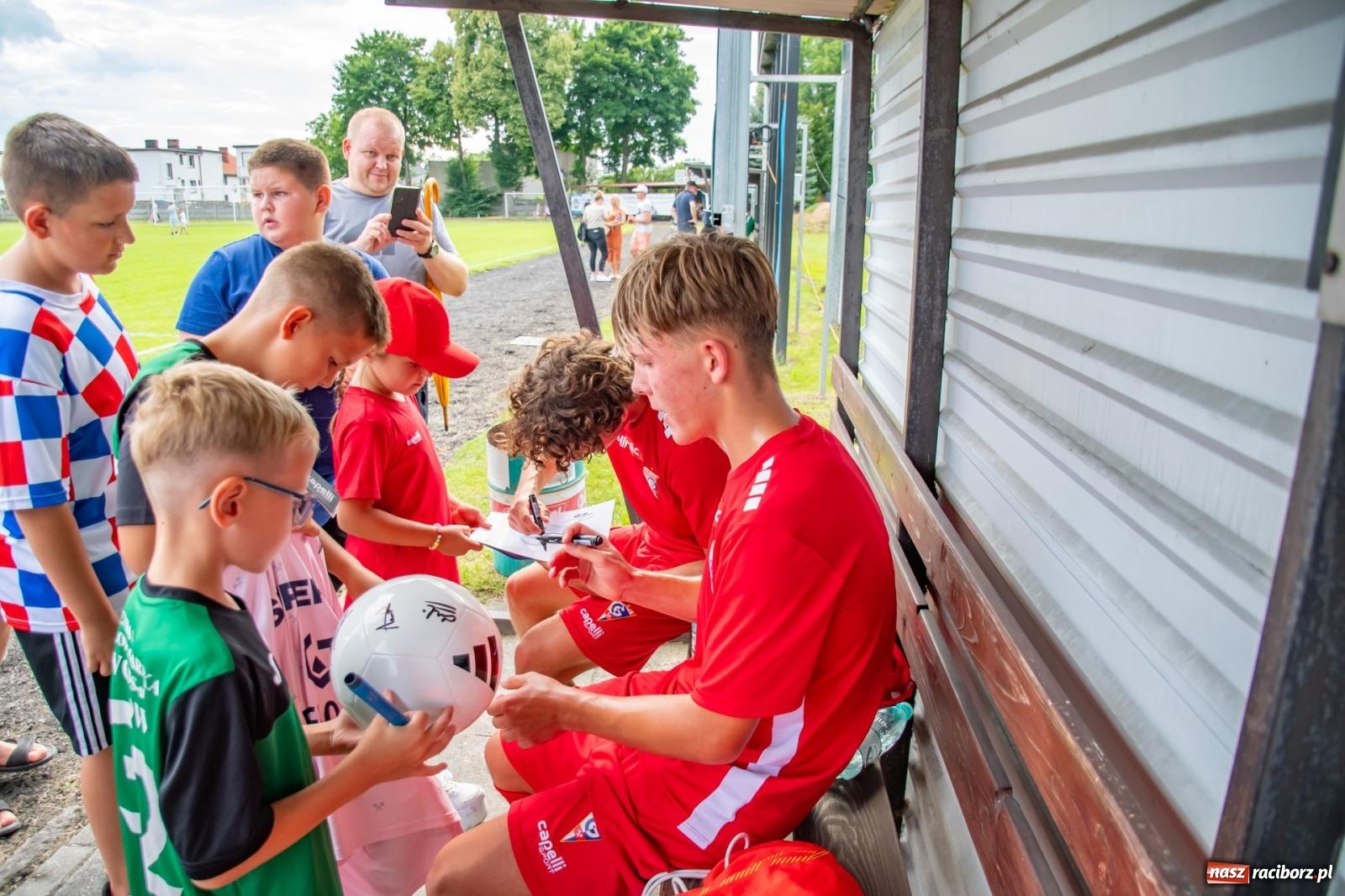 Zdjęcie w galerii na portalu naszraciborz.pl: LKS Tworków podejmował u siebie Górnika Zabrze. Walka była zacięta, wynik - nieprzeciętny [FOTO i WIDEO] wiadomości z regionu