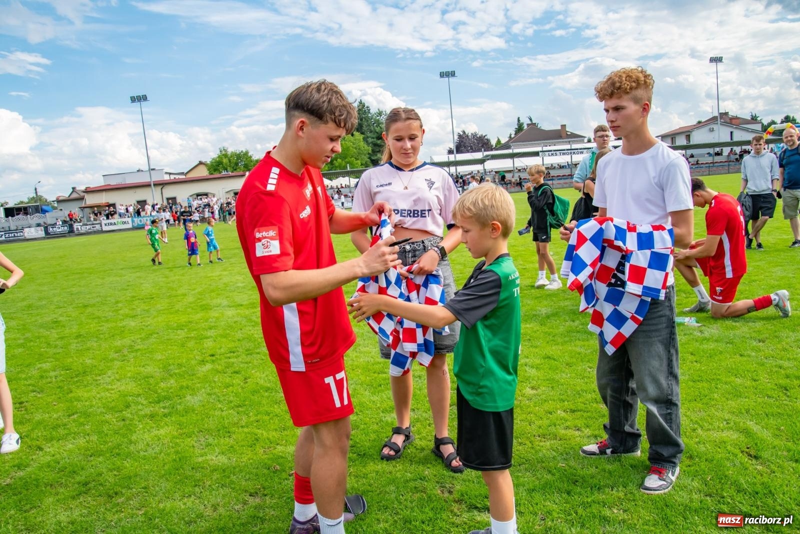 Zdjęcie w galerii na portalu naszraciborz.pl: LKS Tworków podejmował u siebie Górnika Zabrze. Walka była zacięta, wynik - nieprzeciętny [FOTO i WIDEO] wiadomości z regionu