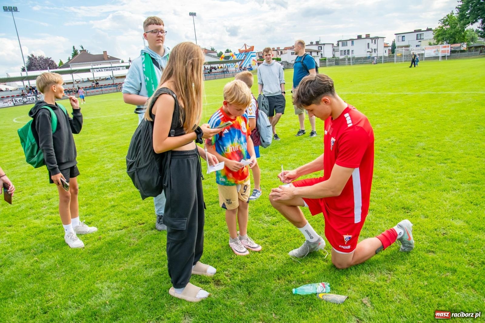 Zdjęcie w galerii na portalu naszraciborz.pl: LKS Tworków podejmował u siebie Górnika Zabrze. Walka była zacięta, wynik - nieprzeciętny [FOTO i WIDEO] wiadomości z regionu