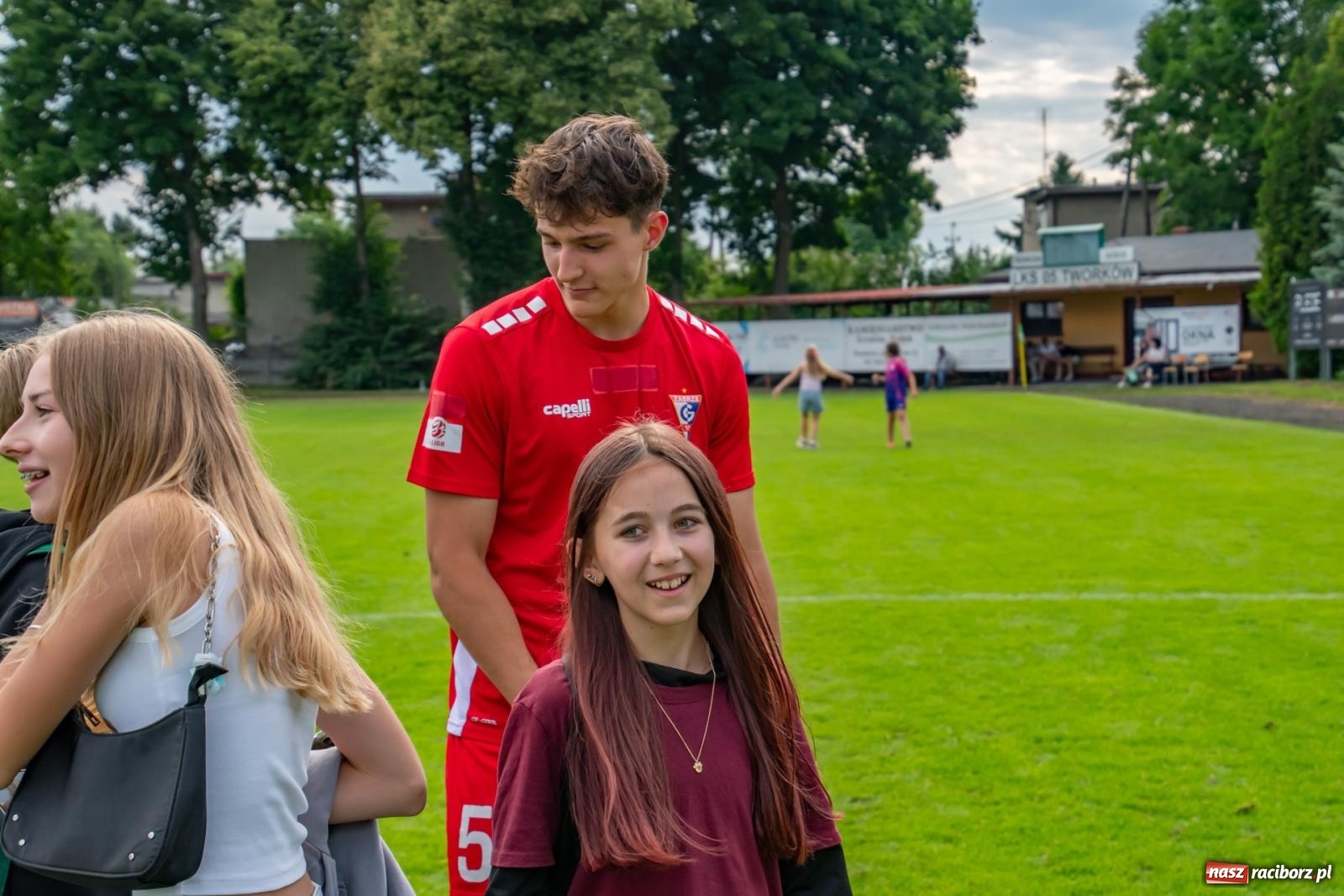 Zdjęcie w galerii na portalu naszraciborz.pl: LKS Tworków podejmował u siebie Górnika Zabrze. Walka była zacięta, wynik - nieprzeciętny [FOTO i WIDEO] wiadomości z regionu