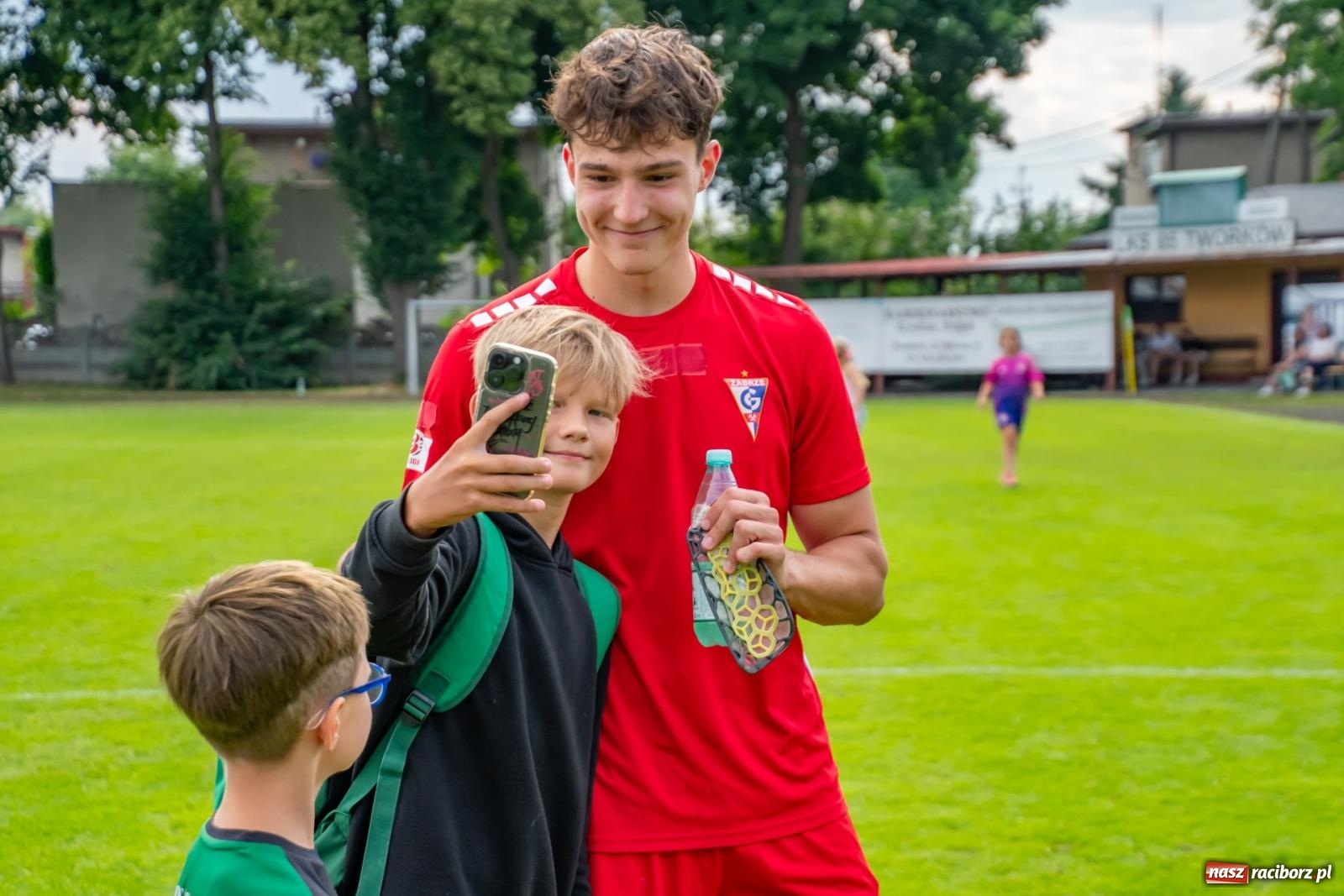 Zdjęcie w galerii na portalu naszraciborz.pl: LKS Tworków podejmował u siebie Górnika Zabrze. Walka była zacięta, wynik - nieprzeciętny [FOTO i WIDEO] wiadomości z regionu