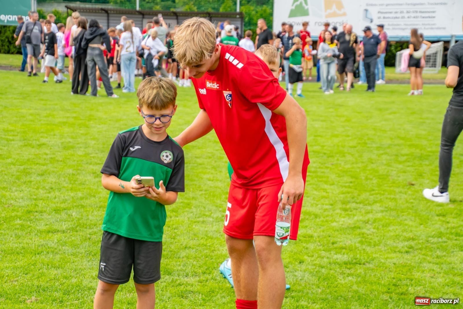 Zdjęcie w galerii na portalu naszraciborz.pl: LKS Tworków podejmował u siebie Górnika Zabrze. Walka była zacięta, wynik - nieprzeciętny [FOTO i WIDEO] wiadomości z regionu