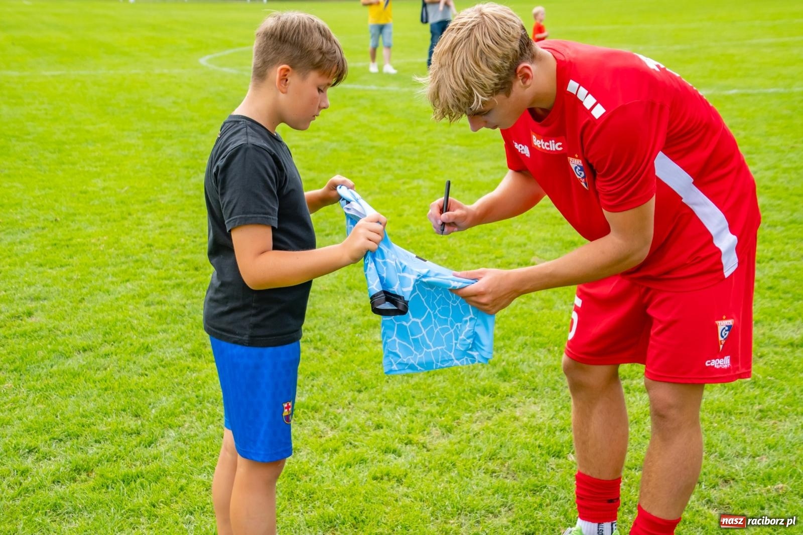 Zdjęcie w galerii na portalu naszraciborz.pl: LKS Tworków podejmował u siebie Górnika Zabrze. Walka była zacięta, wynik - nieprzeciętny [FOTO i WIDEO] wiadomości z regionu
