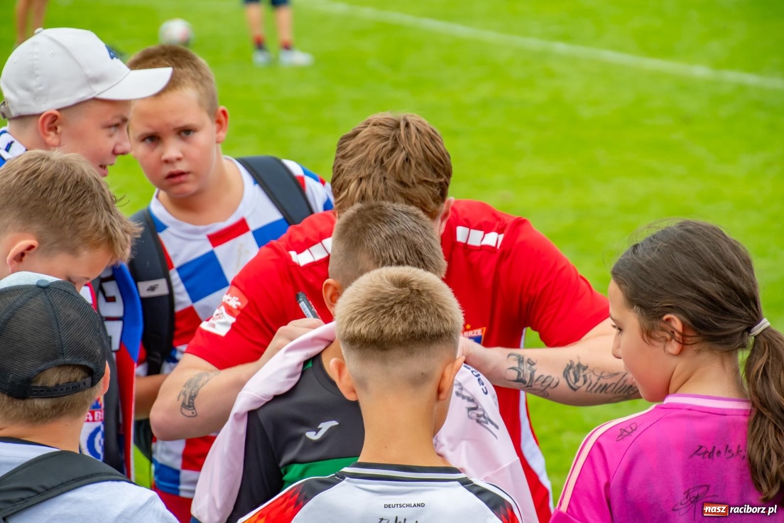 Zdjęcie w galerii na portalu naszraciborz.pl: LKS Tworków podejmował u siebie Górnika Zabrze. Walka była zacięta, wynik - nieprzeciętny [FOTO i WIDEO] wiadomości z regionu