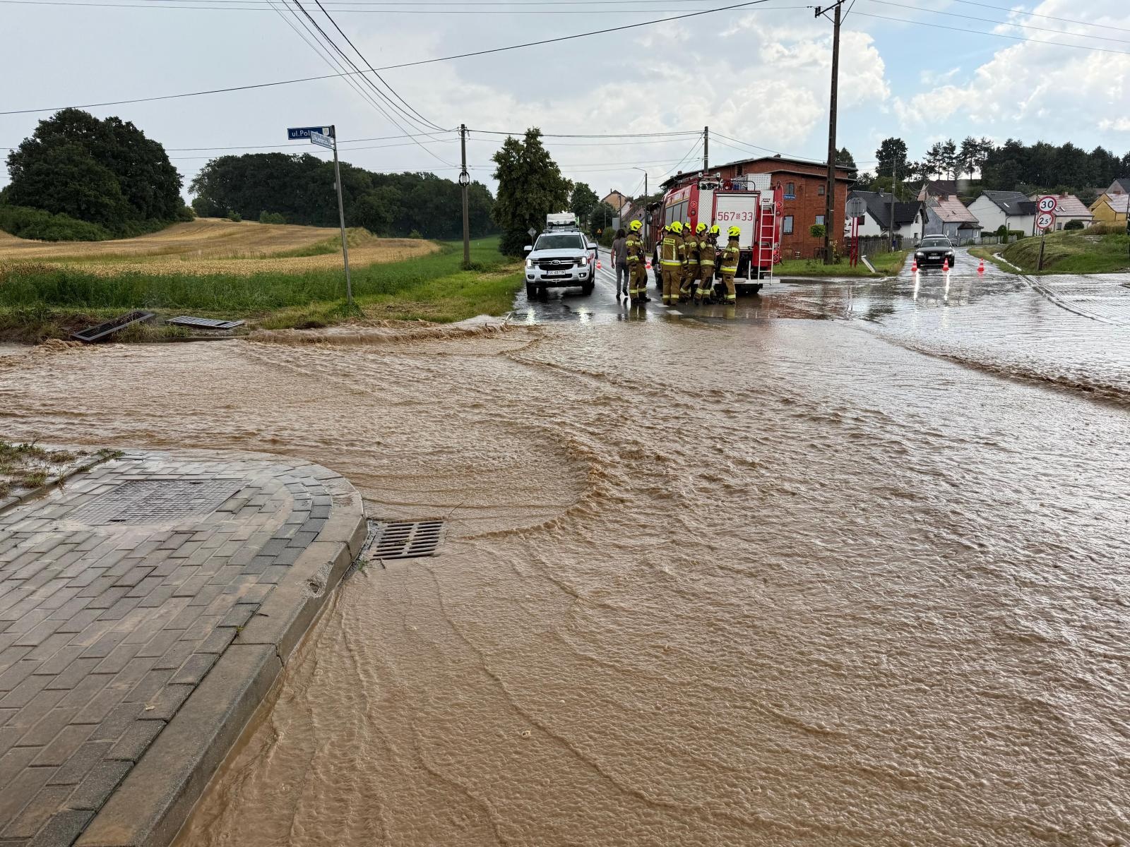 Zdjęcie w galerii na portalu naszraciborz.pl: Ulewa sparaliżowała drogi. Gwałtowne opady po południu zablokowały trasy w powiecie raciborskim wiadomości z regionu