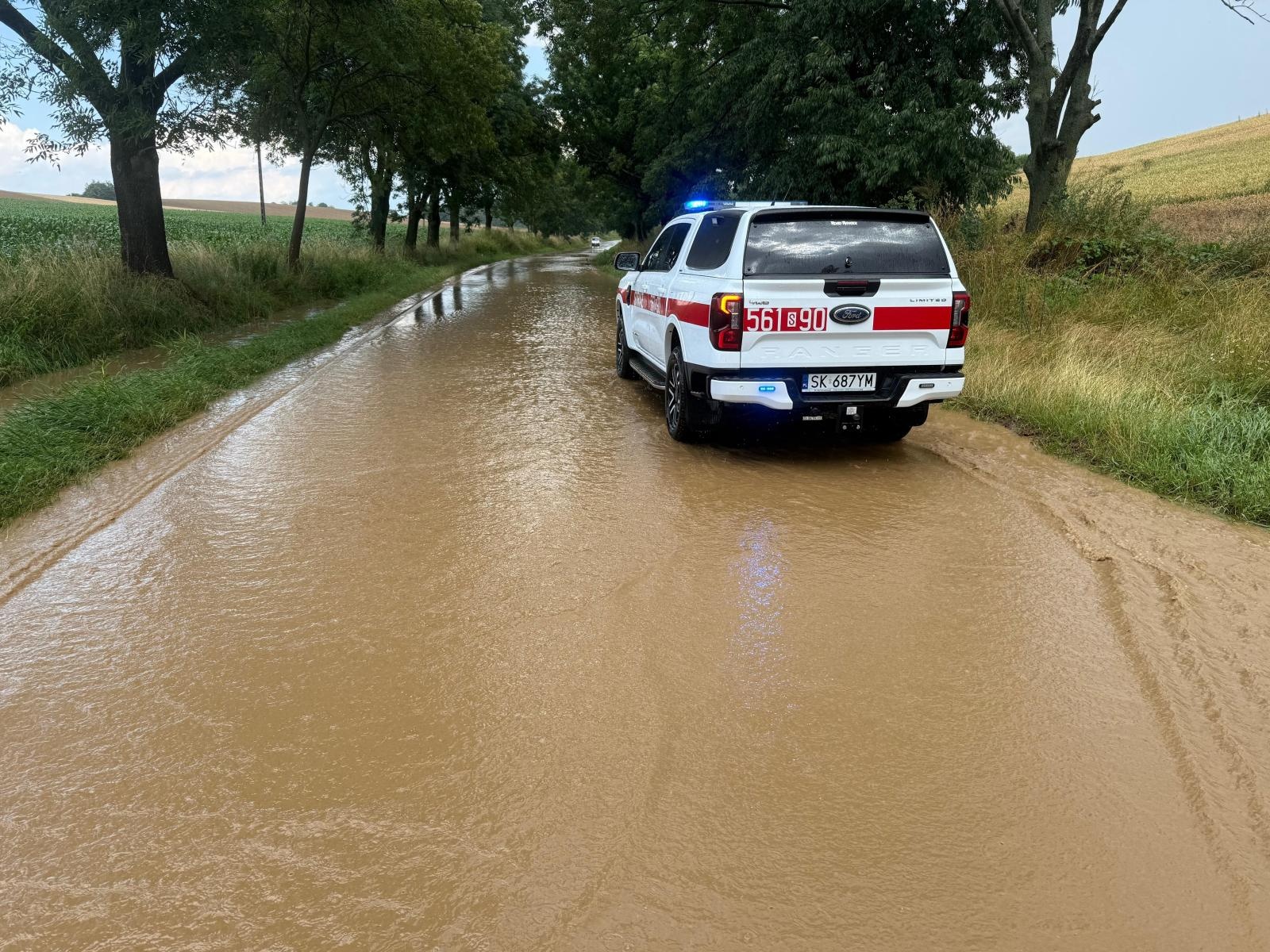 Zdjęcie w galerii na portalu naszraciborz.pl: Ulewa sparaliżowała drogi. Gwałtowne opady po południu zablokowały trasy w powiecie raciborskim wiadomości z regionu