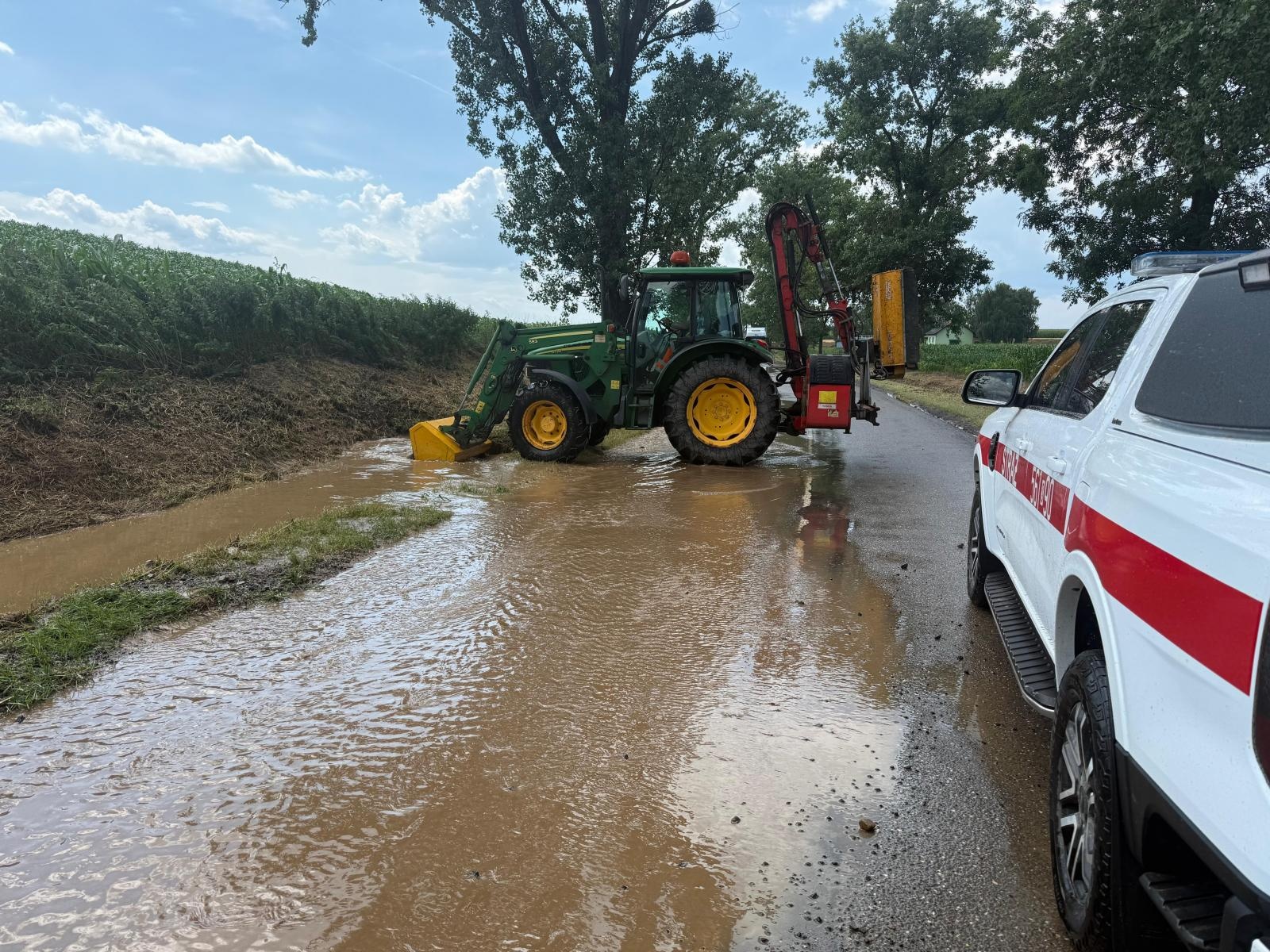 Zdjęcie w galerii na portalu naszraciborz.pl: Ulewa sparaliżowała drogi. Gwałtowne opady po południu zablokowały trasy w powiecie raciborskim wiadomości z regionu