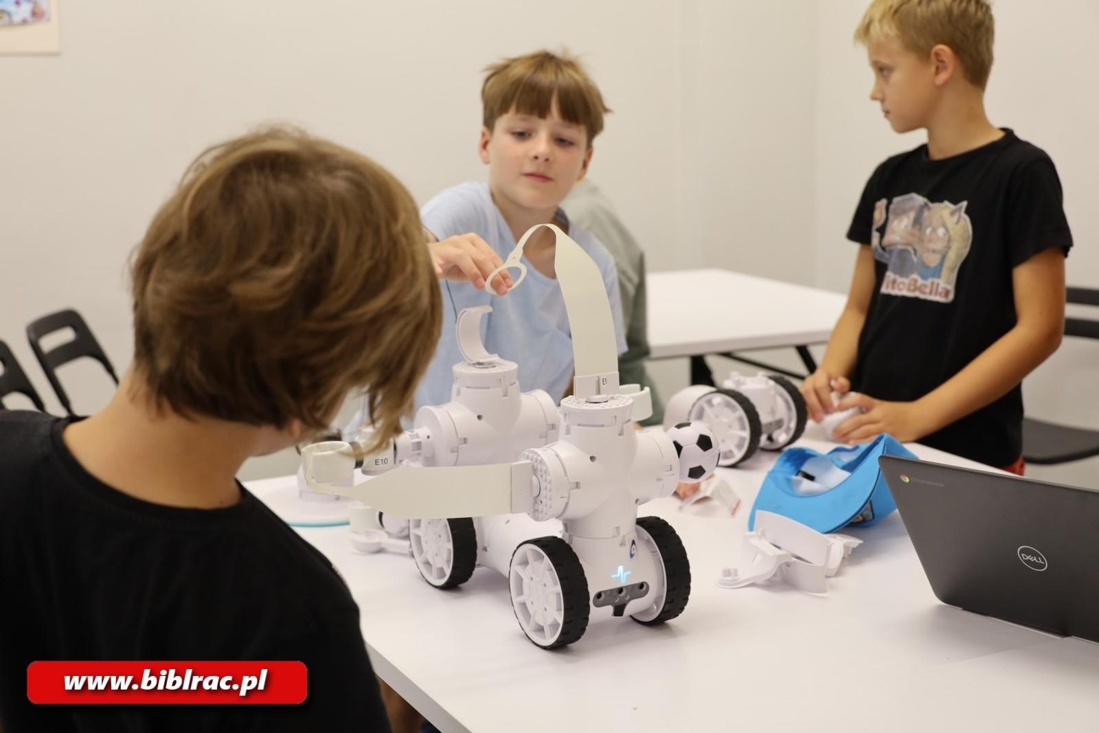 Zdjęcie w galerii na portalu naszraciborz.pl: Walki robotów w raciborskiej bibliotece wiadomości z regionu