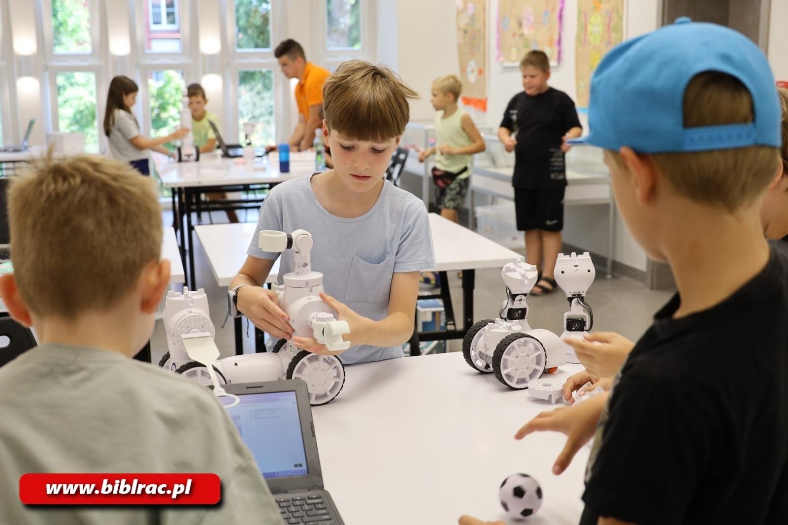 Zdjęcie w galerii na portalu naszraciborz.pl: Walki robotów w raciborskiej bibliotece wiadomości z regionu