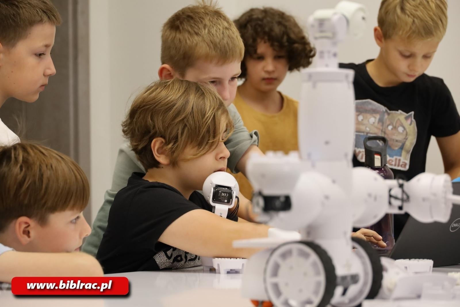Zdjęcie w galerii na portalu naszraciborz.pl: Walki robotów w raciborskiej bibliotece wiadomości z regionu