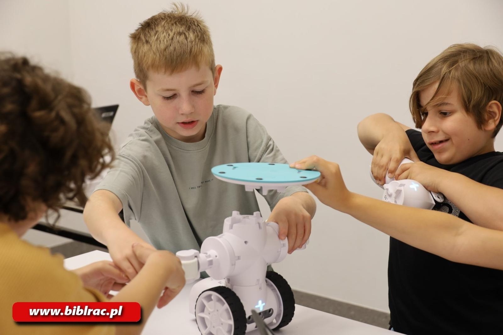 Zdjęcie w galerii na portalu naszraciborz.pl: Walki robotów w raciborskiej bibliotece wiadomości z regionu