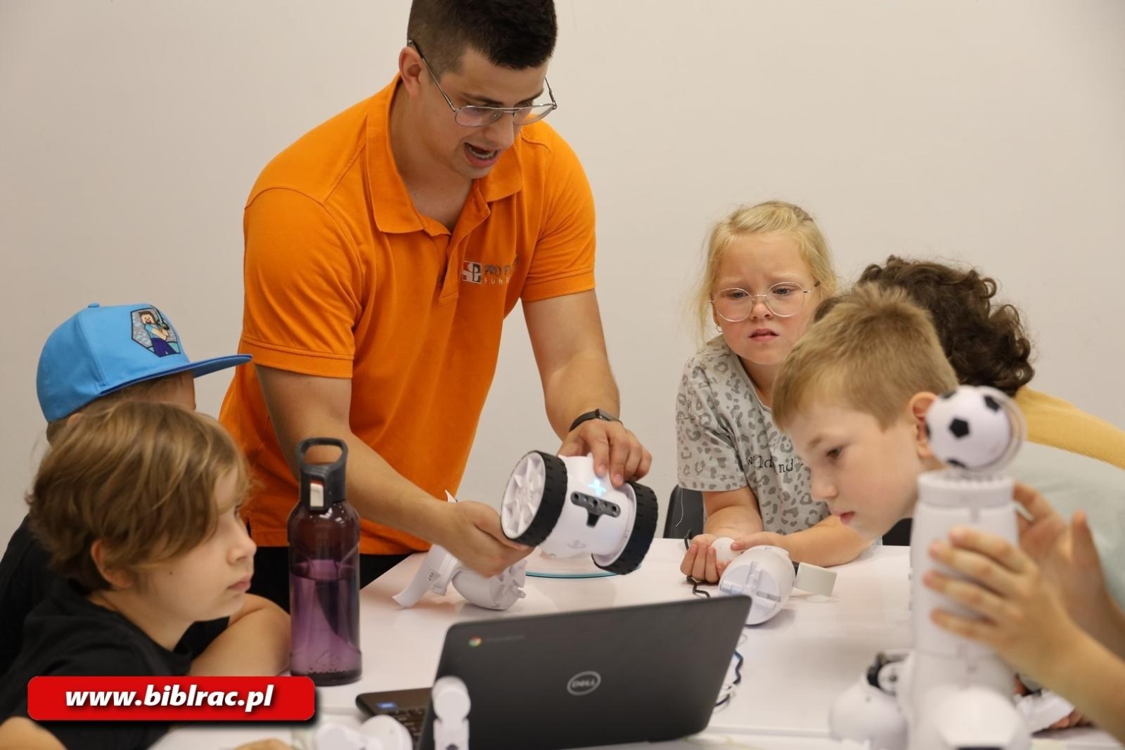 Zdjęcie w galerii na portalu naszraciborz.pl: Walki robotów w raciborskiej bibliotece wiadomości z regionu