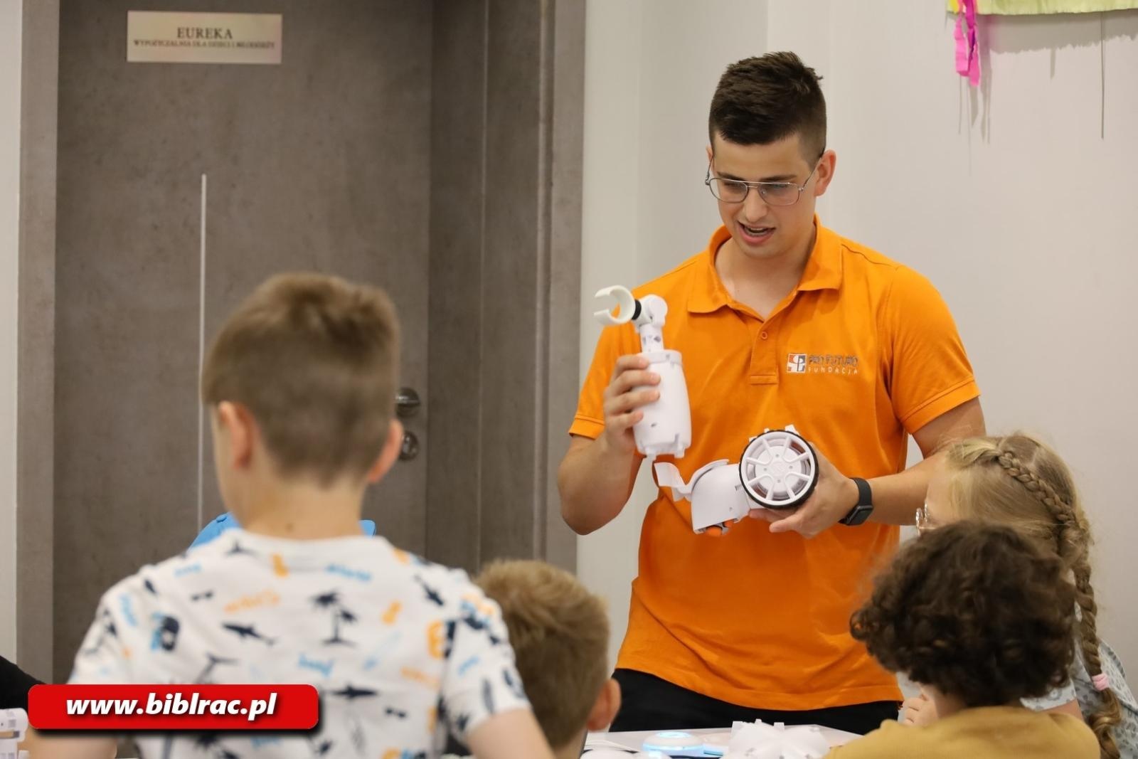 Zdjęcie w galerii na portalu naszraciborz.pl: Walki robotów w raciborskiej bibliotece wiadomości z regionu