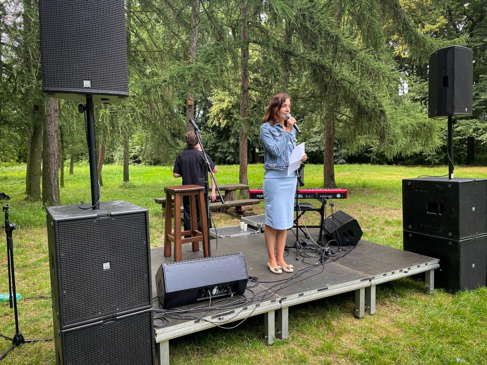 Zdjęcie w galerii na portalu naszraciborz.pl: Magiczny koncert Historie z notatnika w Arboretum Bramy Morawskiej wiadomości z regionu