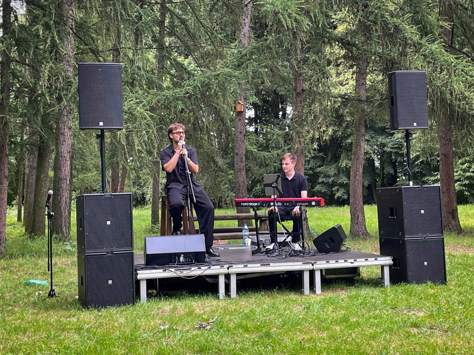 Zdjęcie w galerii na portalu naszraciborz.pl: Magiczny koncert Historie z notatnika w Arboretum Bramy Morawskiej wiadomości z regionu