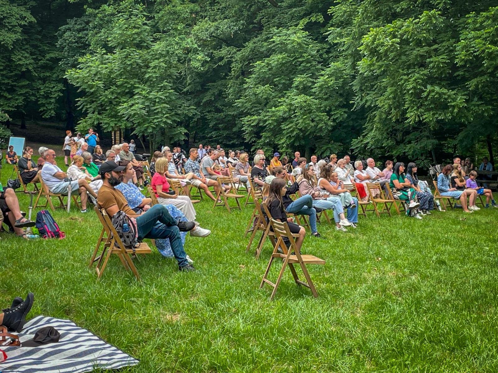 Zdjęcie w galerii na portalu naszraciborz.pl: Magiczny koncert Historie z notatnika w Arboretum Bramy Morawskiej wiadomości z regionu