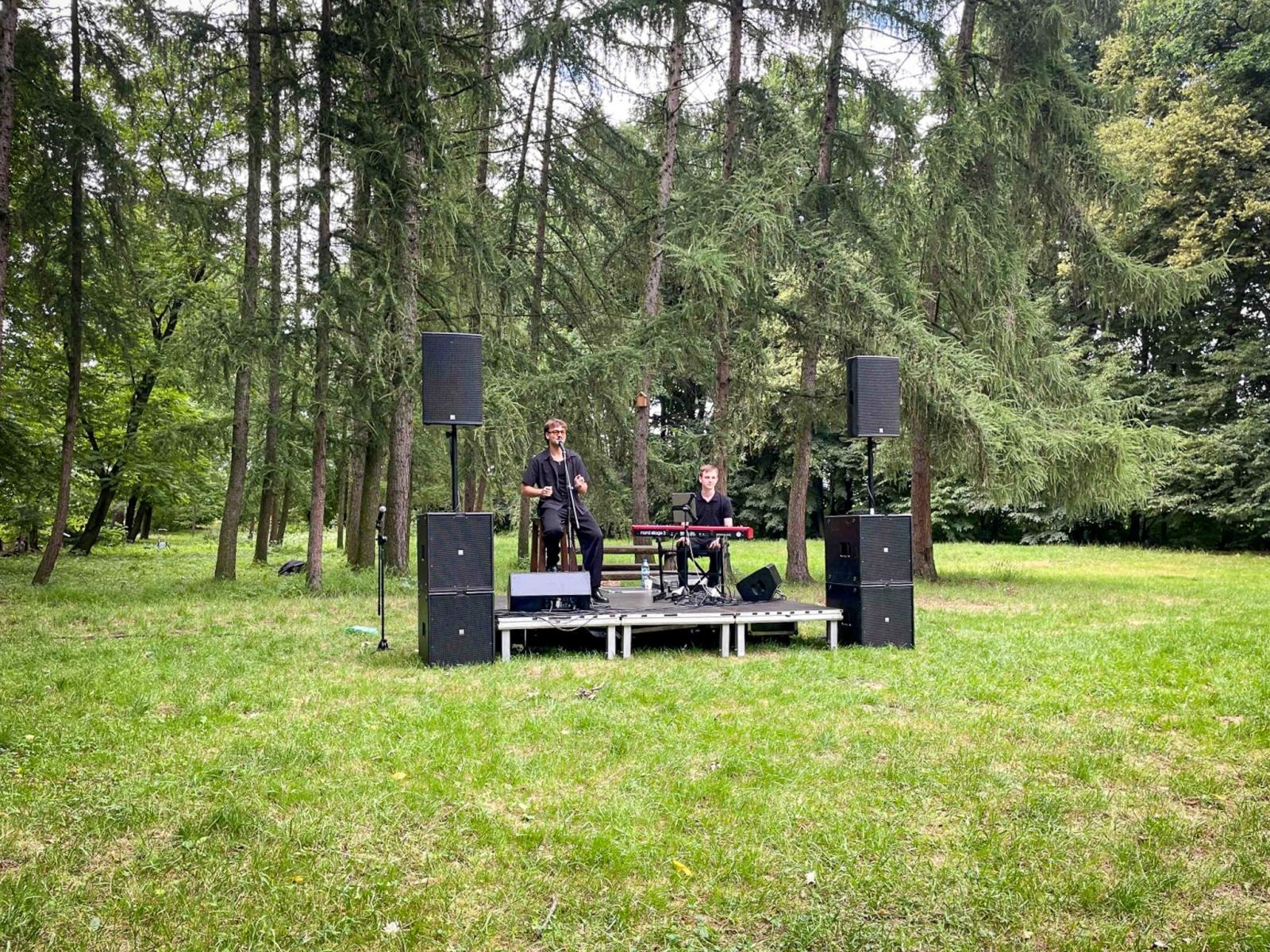 Zdjęcie w galerii na portalu naszraciborz.pl: Magiczny koncert Historie z notatnika w Arboretum Bramy Morawskiej wiadomości z regionu