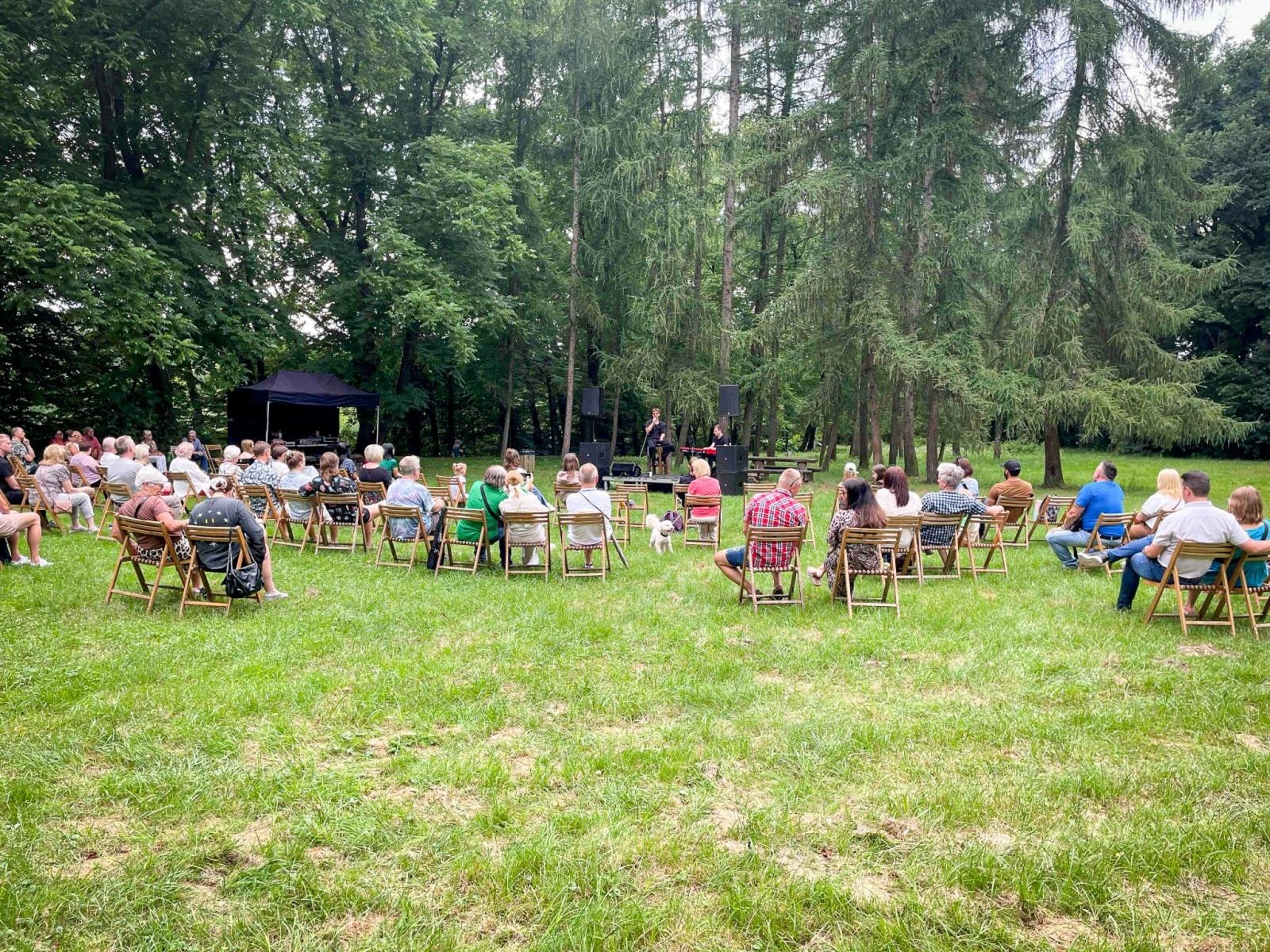 Zdjęcie w galerii na portalu naszraciborz.pl: Magiczny koncert Historie z notatnika w Arboretum Bramy Morawskiej wiadomości z regionu