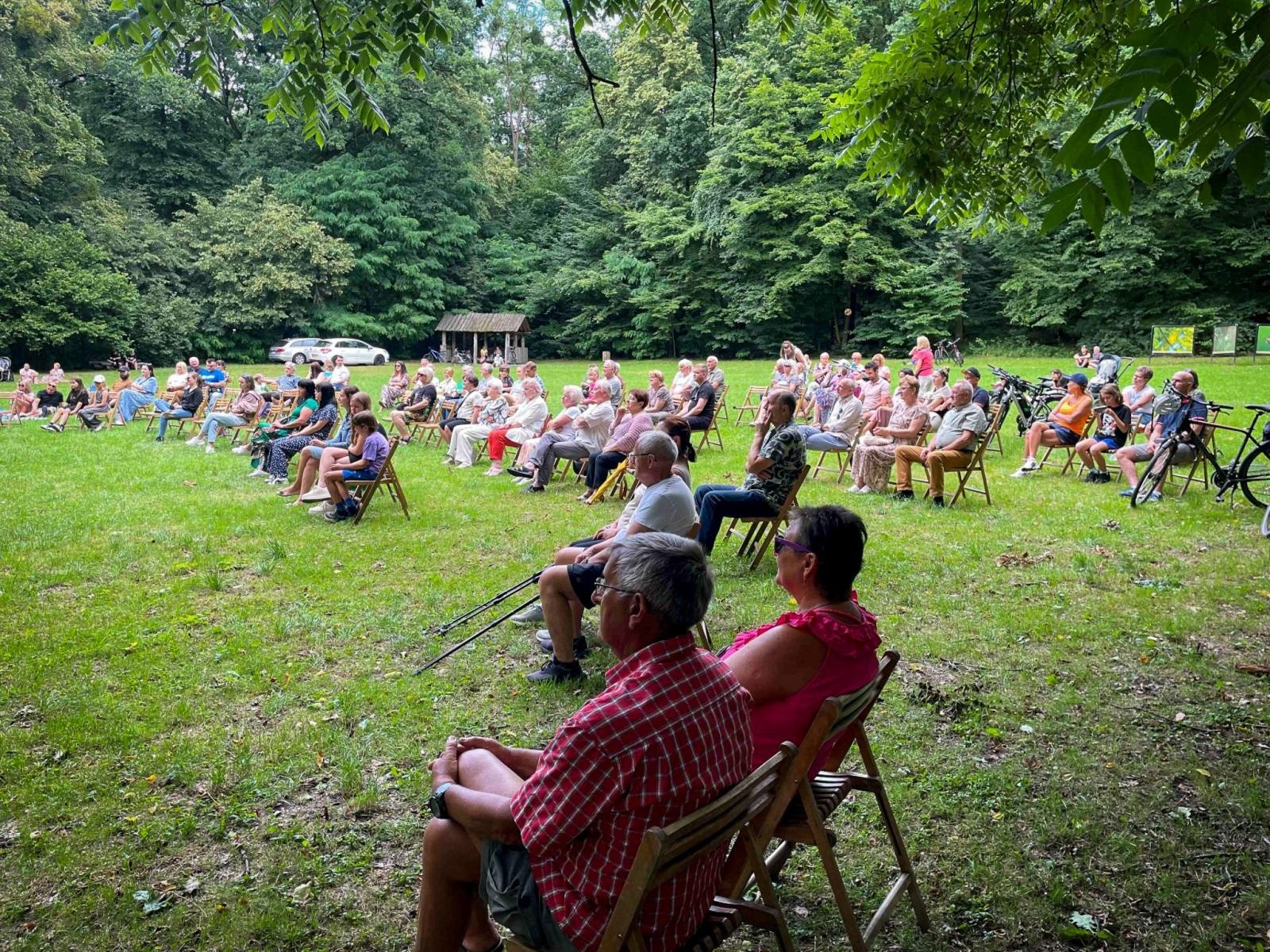 Zdjęcie w galerii na portalu naszraciborz.pl: Magiczny koncert Historie z notatnika w Arboretum Bramy Morawskiej wiadomości z regionu