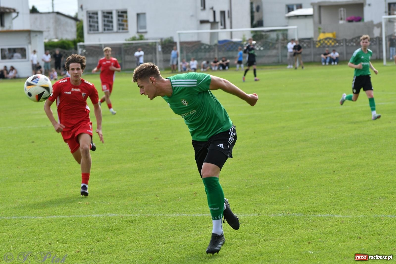 Zdjęcie w galerii na portalu naszraciborz.pl: Tworków – nobilitacja i ukłon Górnika Zabrze. 120-lecie LKS z meczem, który przejdzie do historii wiadomości z regionu