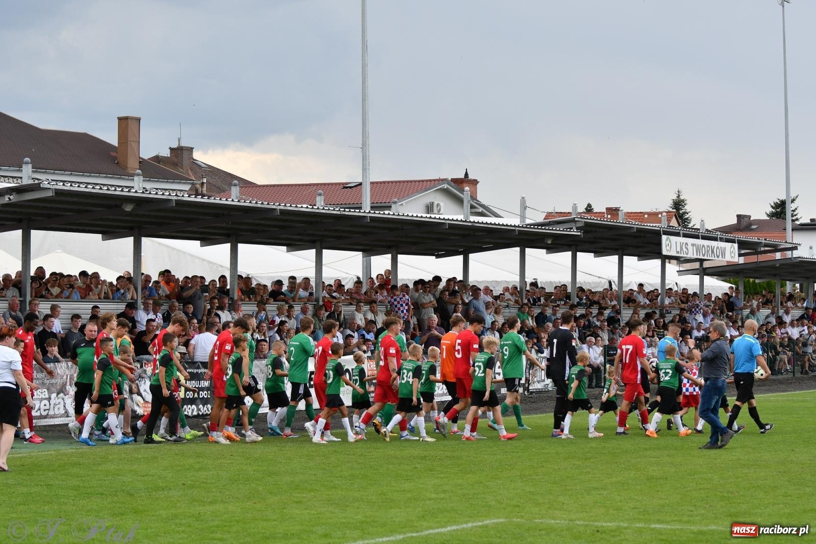 Zdjęcie w galerii na portalu naszraciborz.pl: Tworków – nobilitacja i ukłon Górnika Zabrze. 120-lecie LKS z meczem, który przejdzie do historii wiadomości z regionu