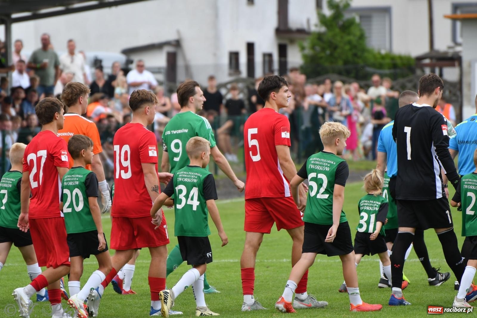 Zdjęcie w galerii na portalu naszraciborz.pl: Tworków – nobilitacja i ukłon Górnika Zabrze. 120-lecie LKS z meczem, który przejdzie do historii wiadomości z regionu