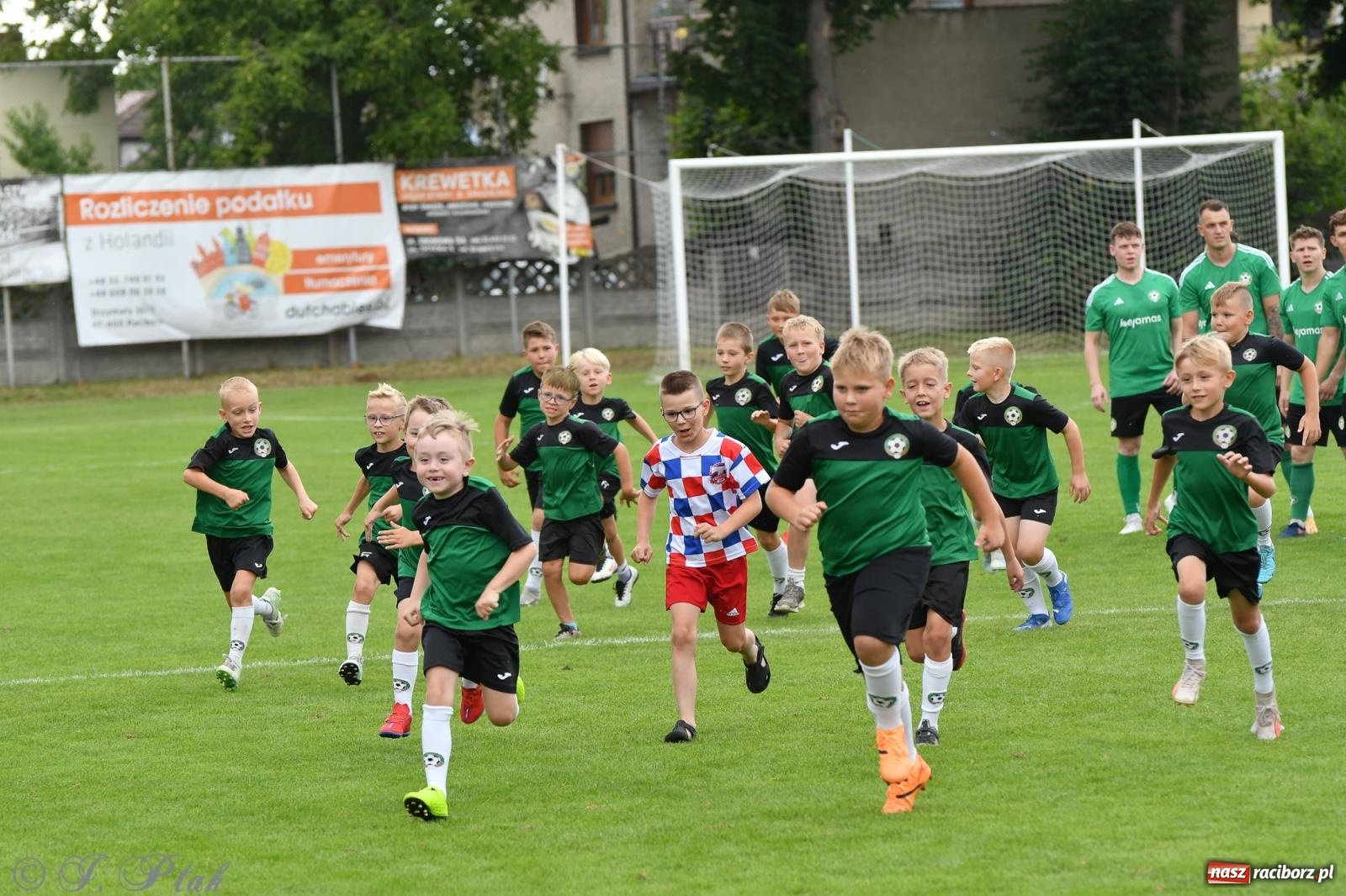 Zdjęcie w galerii na portalu naszraciborz.pl: Tworków – nobilitacja i ukłon Górnika Zabrze. 120-lecie LKS z meczem, który przejdzie do historii wiadomości z regionu