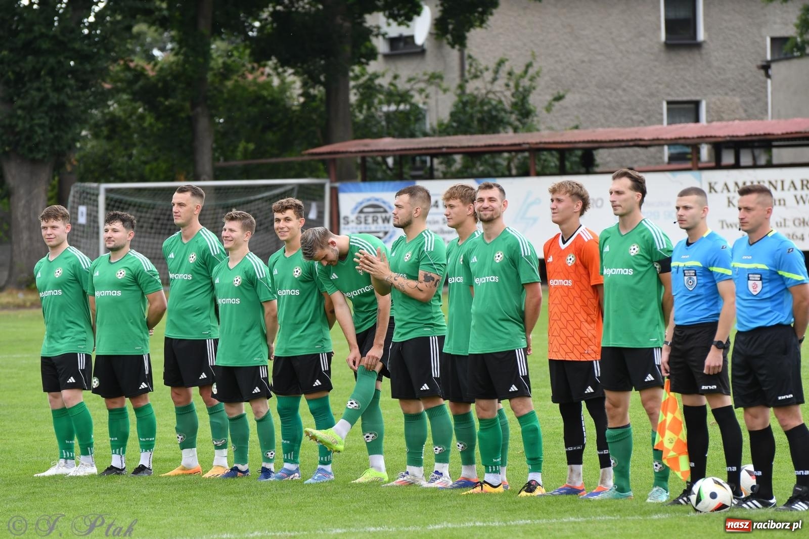 Zdjęcie w galerii na portalu naszraciborz.pl: Tworków – nobilitacja i ukłon Górnika Zabrze. 120-lecie LKS z meczem, który przejdzie do historii wiadomości z regionu