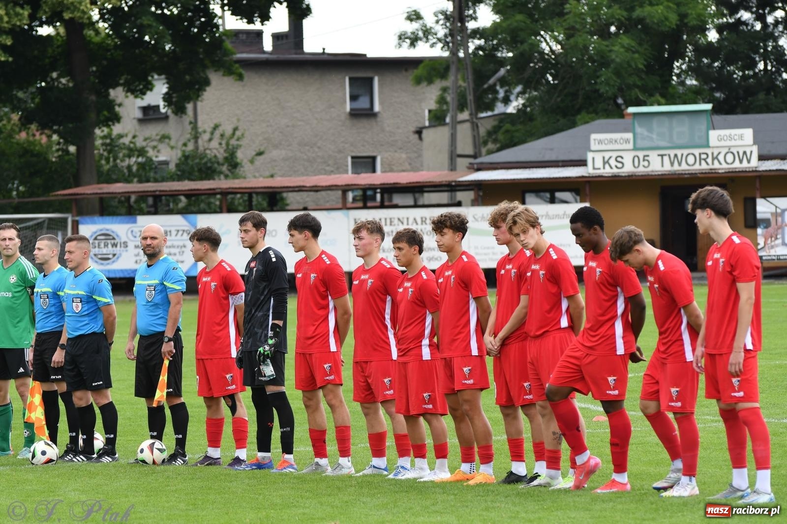Zdjęcie w galerii na portalu naszraciborz.pl: Tworków – nobilitacja i ukłon Górnika Zabrze. 120-lecie LKS z meczem, który przejdzie do historii wiadomości z regionu