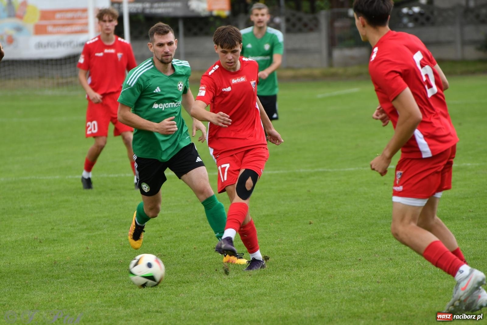 Zdjęcie w galerii na portalu naszraciborz.pl: Tworków – nobilitacja i ukłon Górnika Zabrze. 120-lecie LKS z meczem, który przejdzie do historii wiadomości z regionu