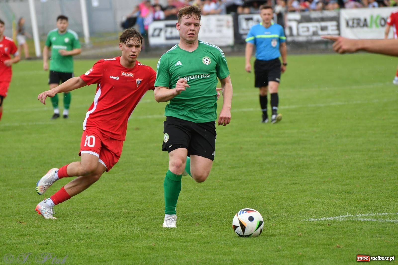 Zdjęcie w galerii na portalu naszraciborz.pl: Tworków – nobilitacja i ukłon Górnika Zabrze. 120-lecie LKS z meczem, który przejdzie do historii wiadomości z regionu