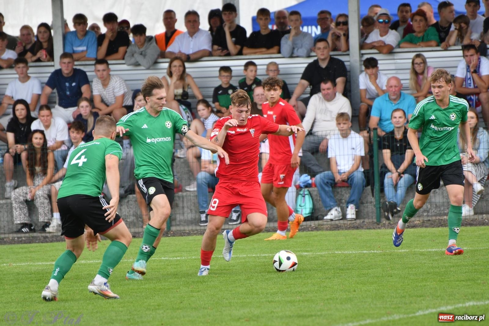 Zdjęcie w galerii na portalu naszraciborz.pl: Tworków – nobilitacja i ukłon Górnika Zabrze. 120-lecie LKS z meczem, który przejdzie do historii wiadomości z regionu