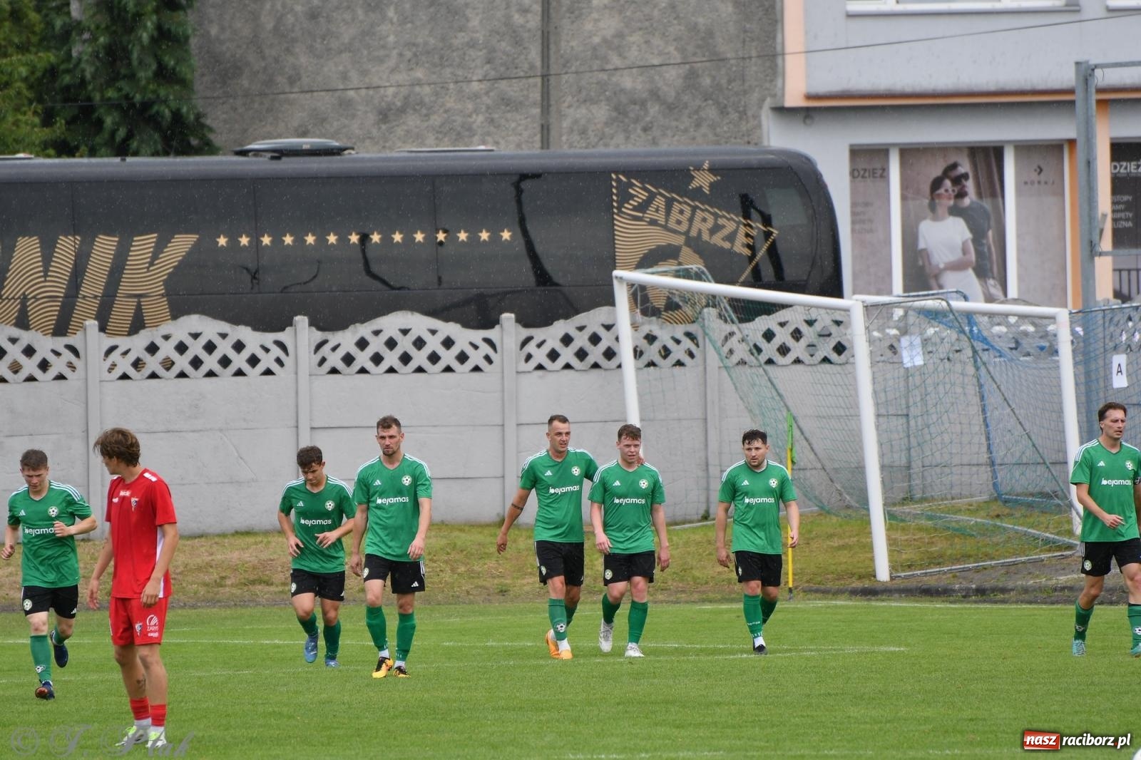Zdjęcie w galerii na portalu naszraciborz.pl: Tworków – nobilitacja i ukłon Górnika Zabrze. 120-lecie LKS z meczem, który przejdzie do historii wiadomości z regionu