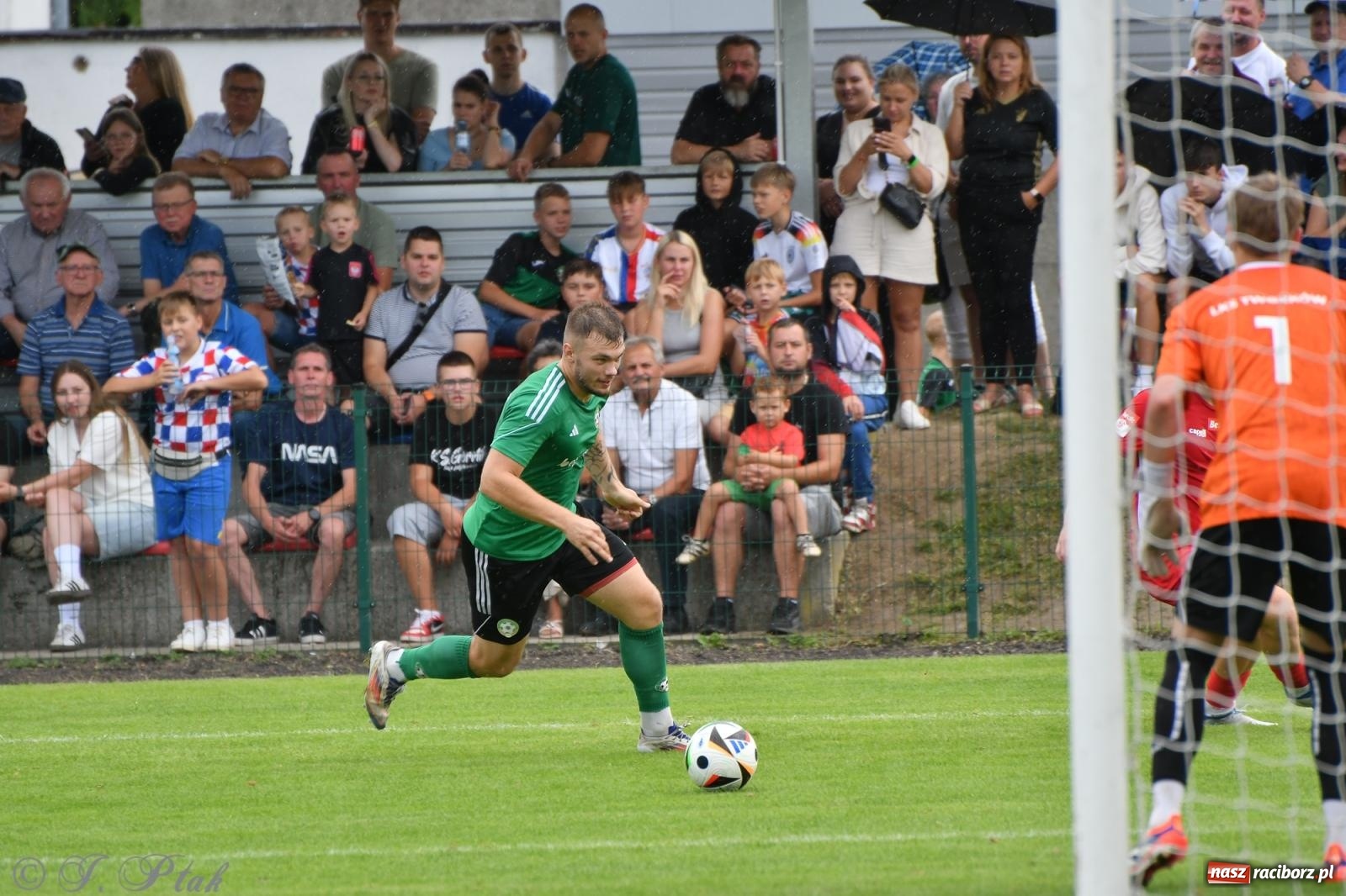 Zdjęcie w galerii na portalu naszraciborz.pl: Tworków – nobilitacja i ukłon Górnika Zabrze. 120-lecie LKS z meczem, który przejdzie do historii wiadomości z regionu
