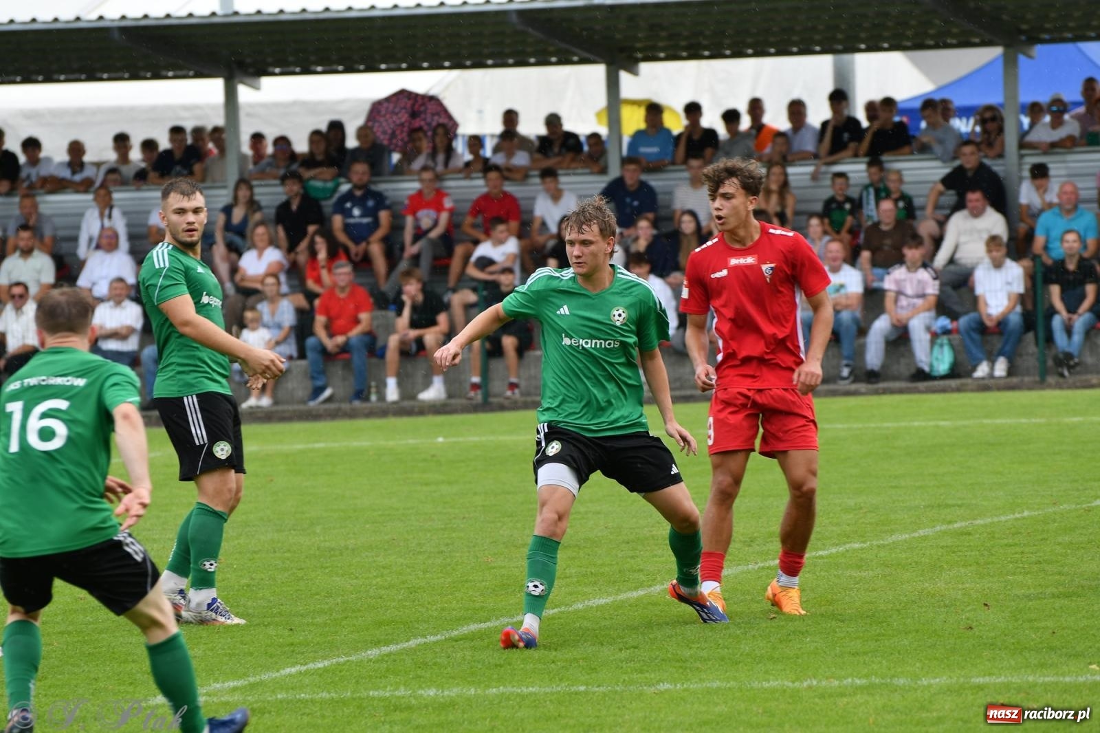 Zdjęcie w galerii na portalu naszraciborz.pl: Tworków – nobilitacja i ukłon Górnika Zabrze. 120-lecie LKS z meczem, który przejdzie do historii wiadomości z regionu