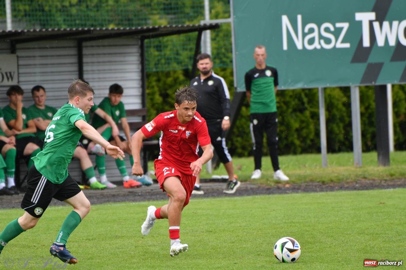 Zdjęcie w galerii na portalu naszraciborz.pl: Tworków – nobilitacja i ukłon Górnika Zabrze. 120-lecie LKS z meczem, który przejdzie do historii wiadomości z regionu