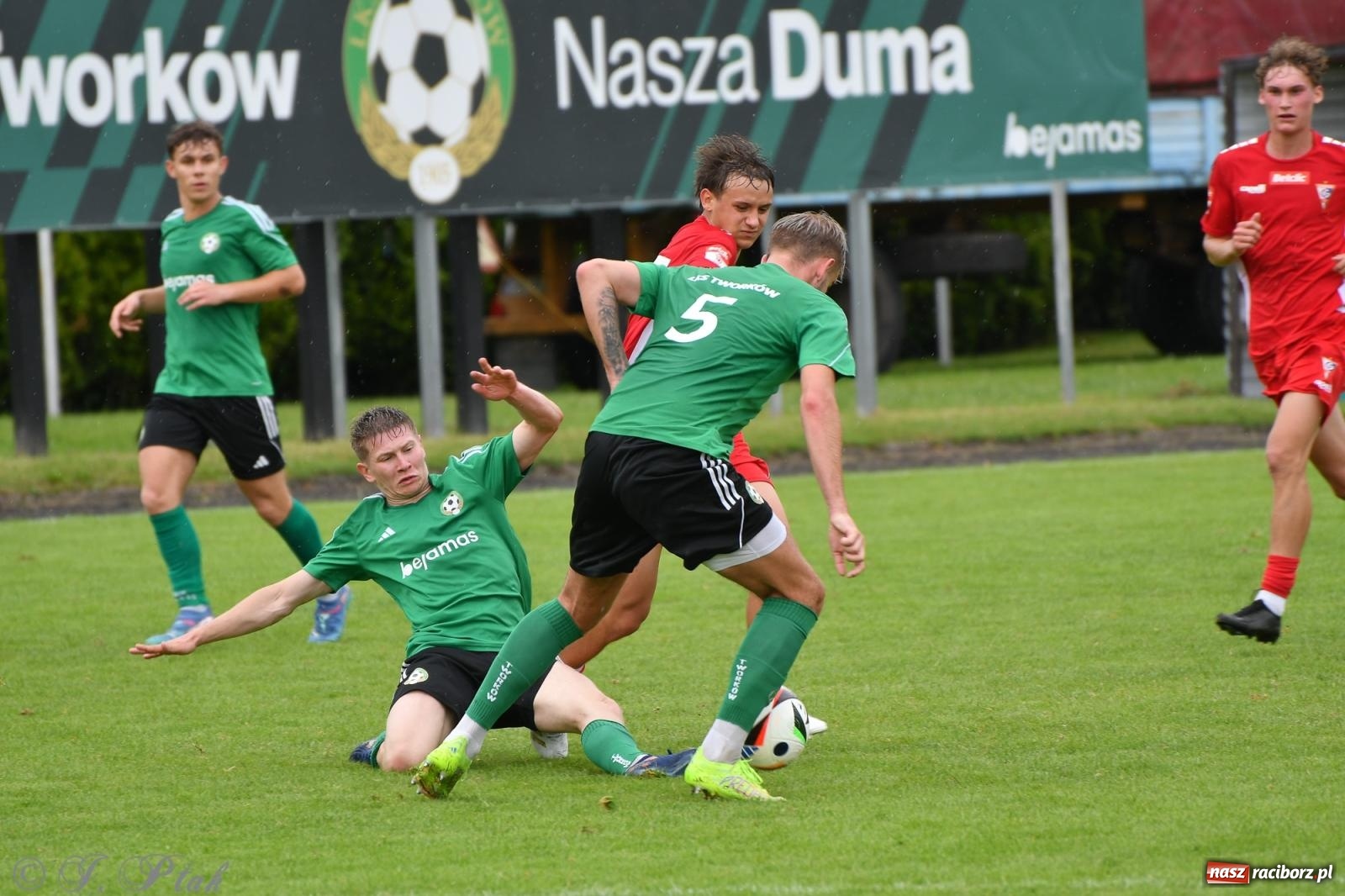 Zdjęcie w galerii na portalu naszraciborz.pl: Tworków – nobilitacja i ukłon Górnika Zabrze. 120-lecie LKS z meczem, który przejdzie do historii wiadomości z regionu