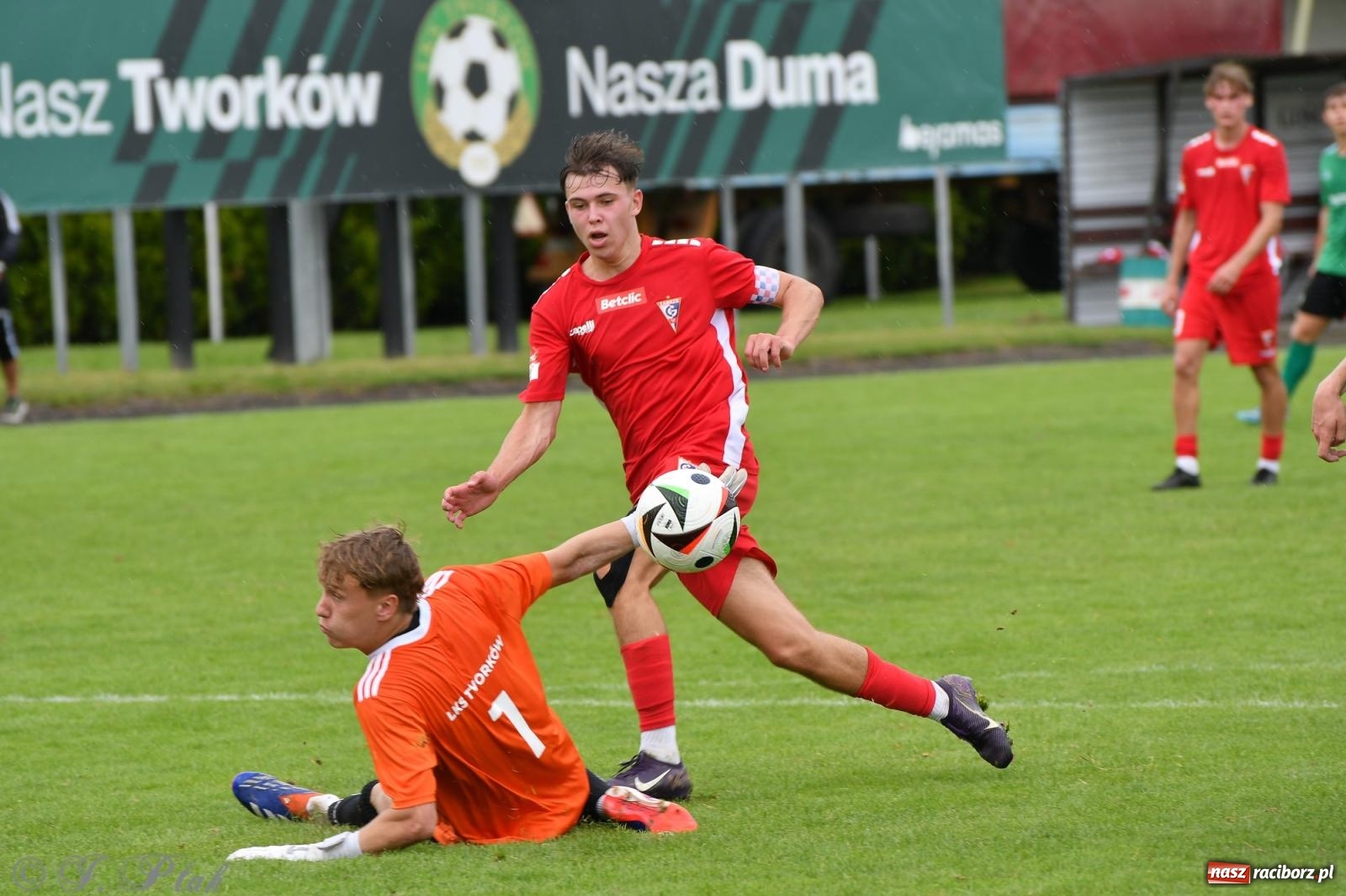 Zdjęcie w galerii na portalu naszraciborz.pl: Tworków – nobilitacja i ukłon Górnika Zabrze. 120-lecie LKS z meczem, który przejdzie do historii wiadomości z regionu