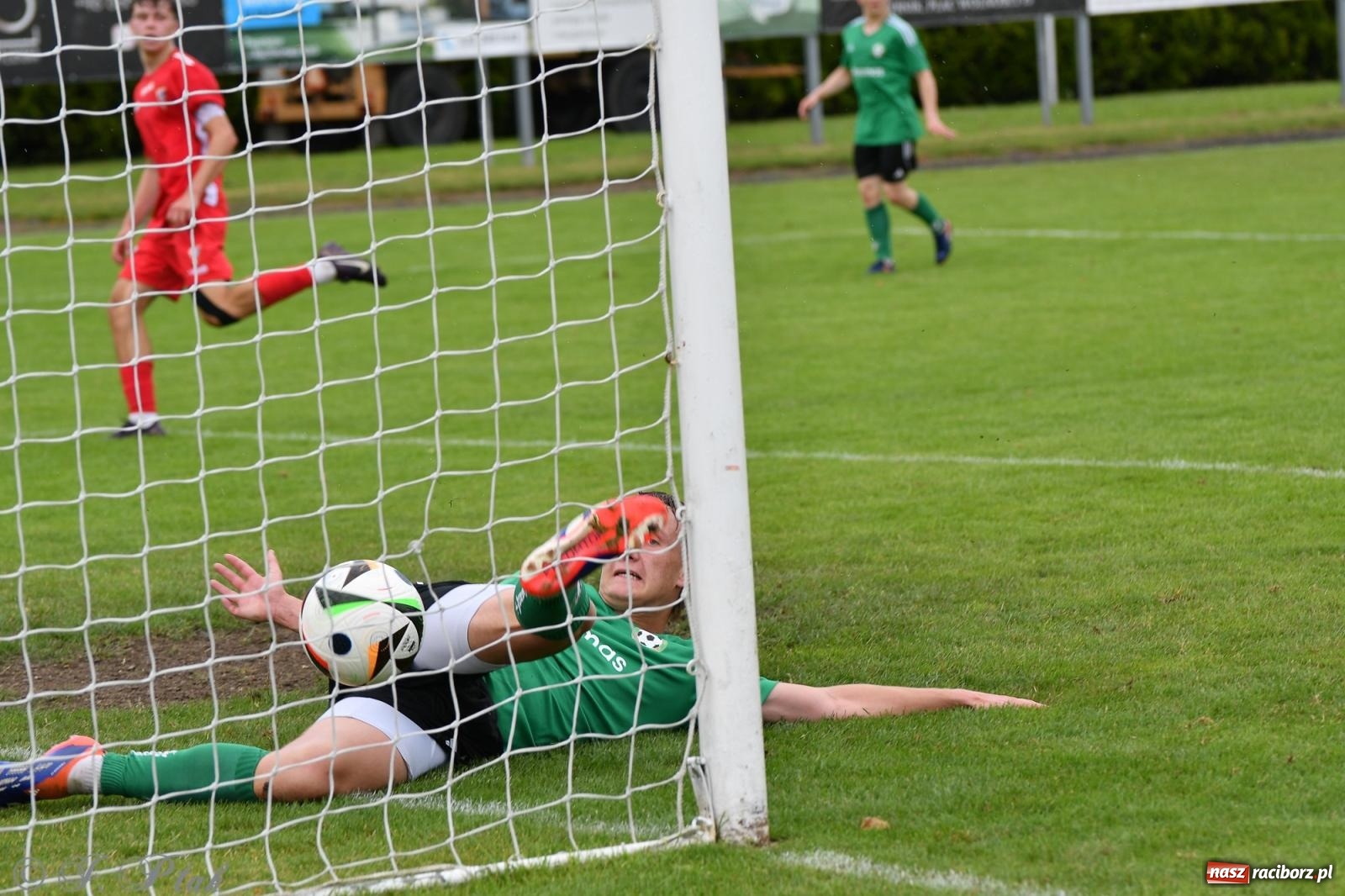 Zdjęcie w galerii na portalu naszraciborz.pl: Tworków – nobilitacja i ukłon Górnika Zabrze. 120-lecie LKS z meczem, który przejdzie do historii wiadomości z regionu