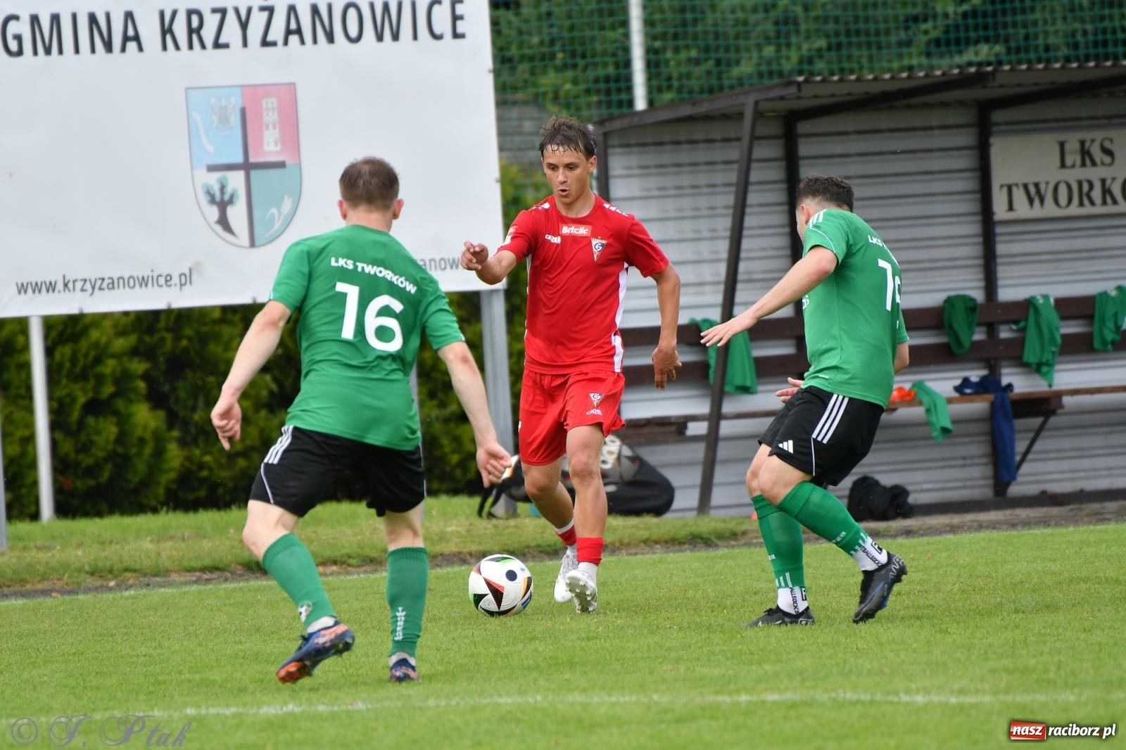 Zdjęcie w galerii na portalu naszraciborz.pl: Tworków – nobilitacja i ukłon Górnika Zabrze. 120-lecie LKS z meczem, który przejdzie do historii wiadomości z regionu