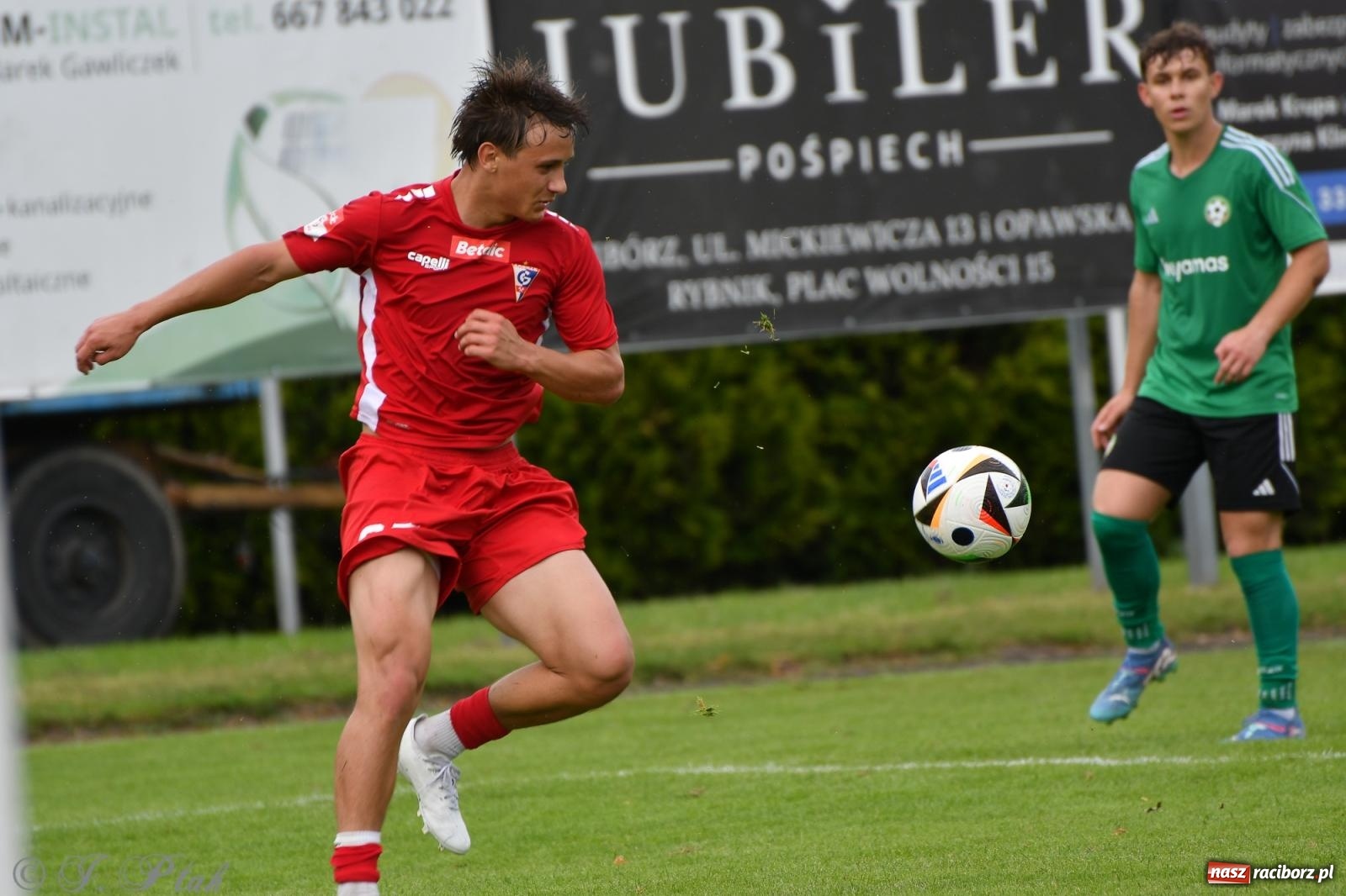 Zdjęcie w galerii na portalu naszraciborz.pl: Tworków – nobilitacja i ukłon Górnika Zabrze. 120-lecie LKS z meczem, który przejdzie do historii wiadomości z regionu