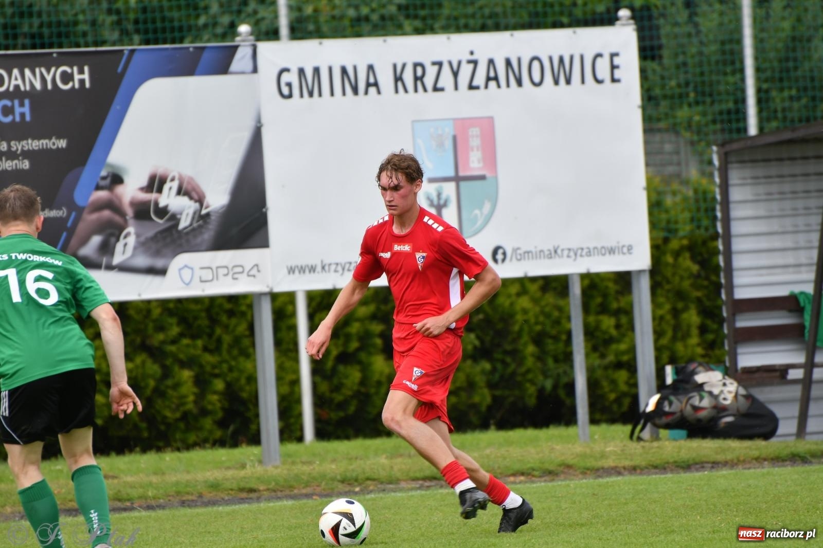 Zdjęcie w galerii na portalu naszraciborz.pl: Tworków – nobilitacja i ukłon Górnika Zabrze. 120-lecie LKS z meczem, który przejdzie do historii wiadomości z regionu