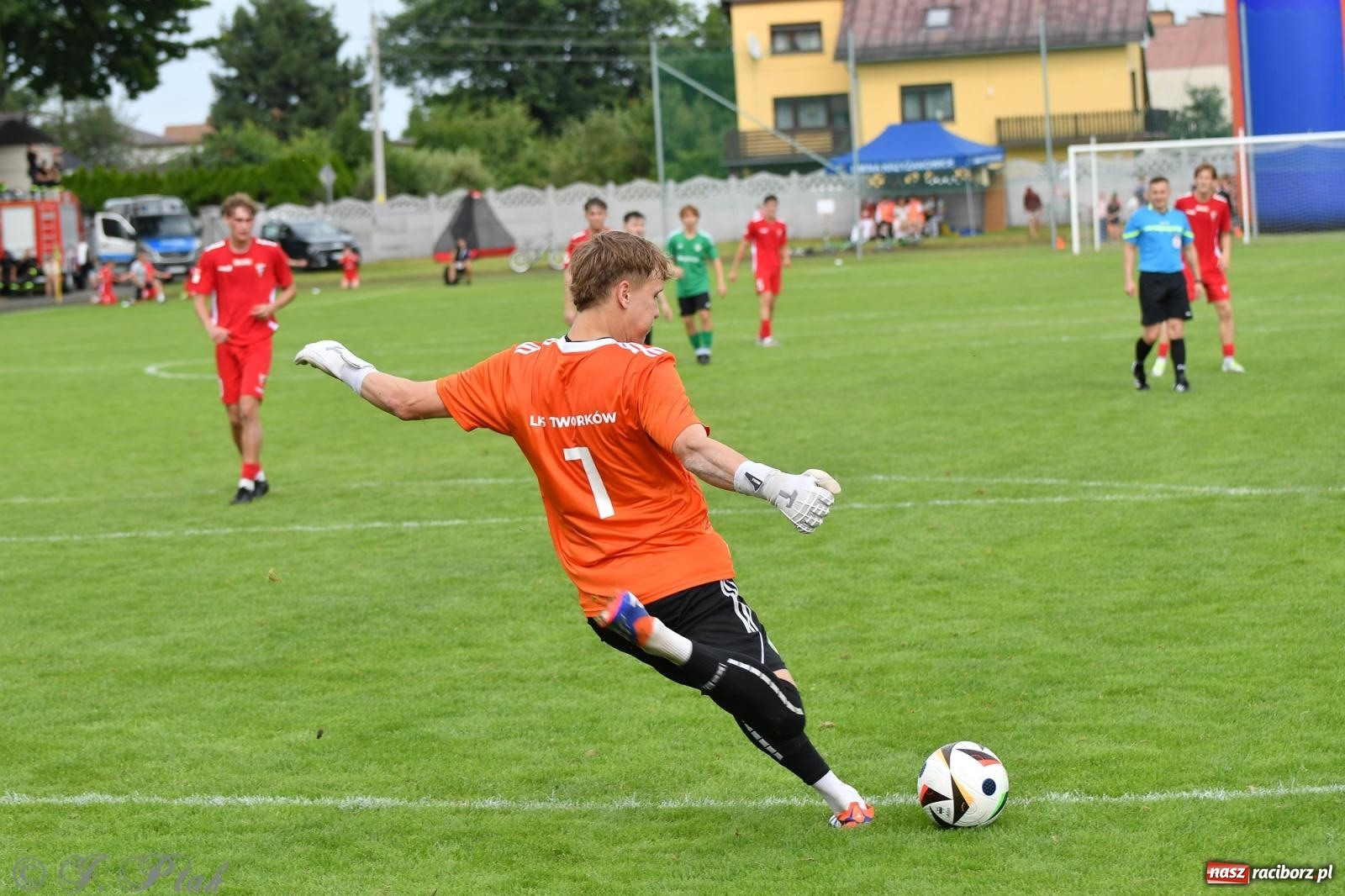 Zdjęcie w galerii na portalu naszraciborz.pl: Tworków – nobilitacja i ukłon Górnika Zabrze. 120-lecie LKS z meczem, który przejdzie do historii wiadomości z regionu