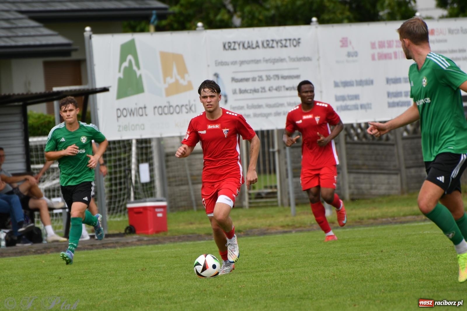 Zdjęcie w galerii na portalu naszraciborz.pl: Tworków – nobilitacja i ukłon Górnika Zabrze. 120-lecie LKS z meczem, który przejdzie do historii wiadomości z regionu