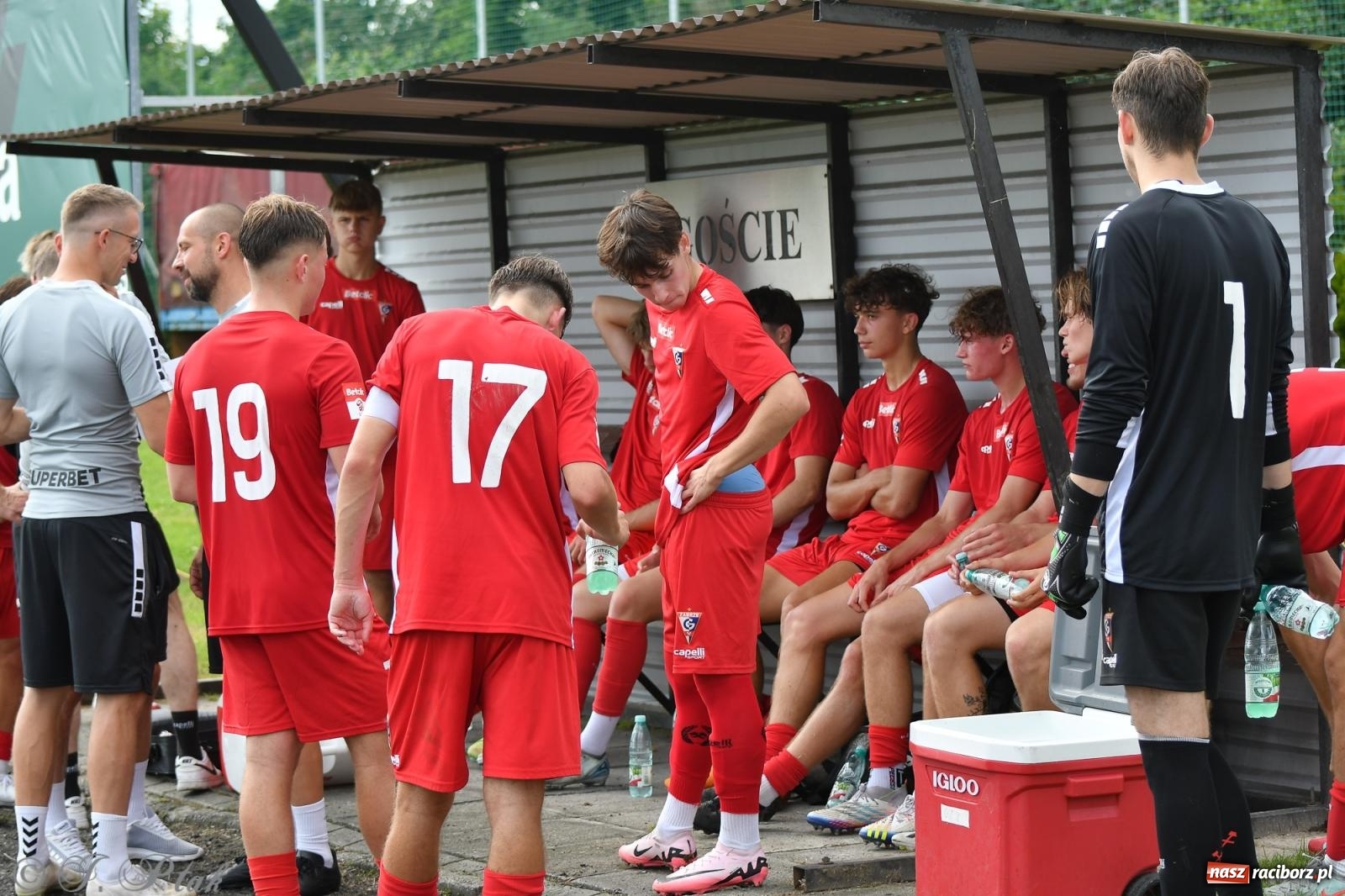 Zdjęcie w galerii na portalu naszraciborz.pl: Tworków – nobilitacja i ukłon Górnika Zabrze. 120-lecie LKS z meczem, który przejdzie do historii wiadomości z regionu