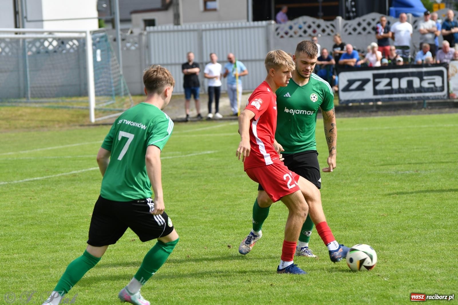 Zdjęcie w galerii na portalu naszraciborz.pl: Tworków – nobilitacja i ukłon Górnika Zabrze. 120-lecie LKS z meczem, który przejdzie do historii wiadomości z regionu