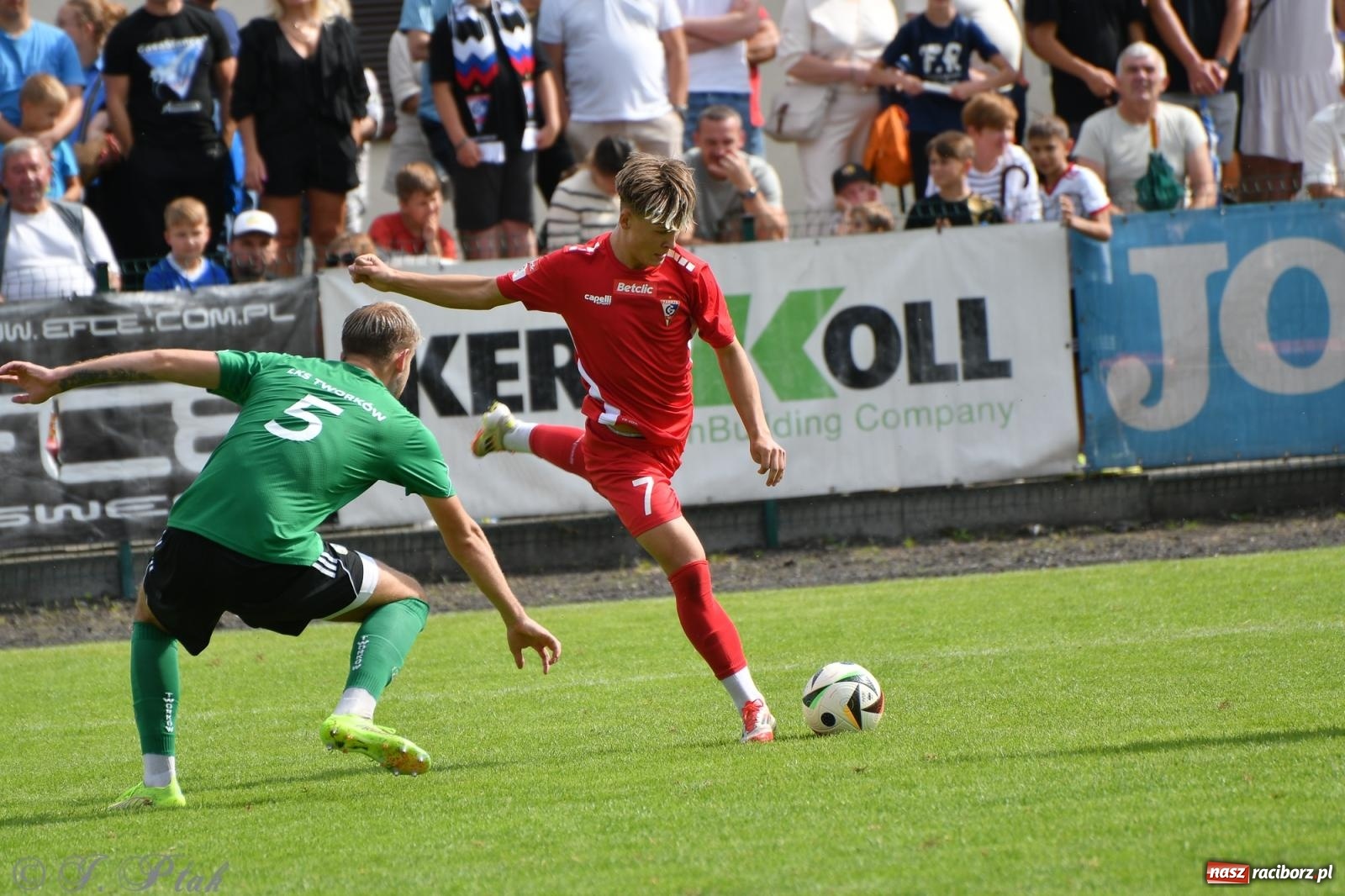 Zdjęcie w galerii na portalu naszraciborz.pl: Tworków – nobilitacja i ukłon Górnika Zabrze. 120-lecie LKS z meczem, który przejdzie do historii wiadomości z regionu