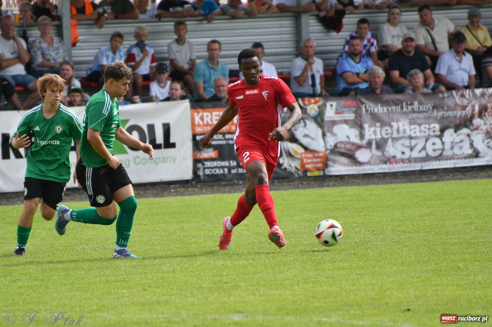 Zdjęcie w galerii na portalu naszraciborz.pl: Tworków – nobilitacja i ukłon Górnika Zabrze. 120-lecie LKS z meczem, który przejdzie do historii wiadomości z regionu