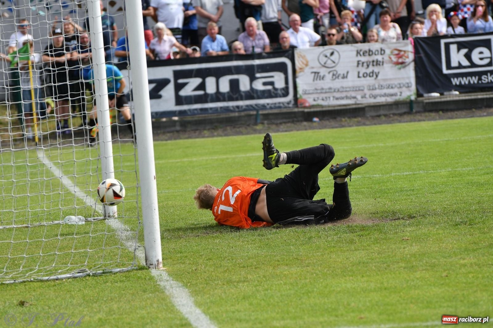 Zdjęcie w galerii na portalu naszraciborz.pl: Tworków – nobilitacja i ukłon Górnika Zabrze. 120-lecie LKS z meczem, który przejdzie do historii wiadomości z regionu